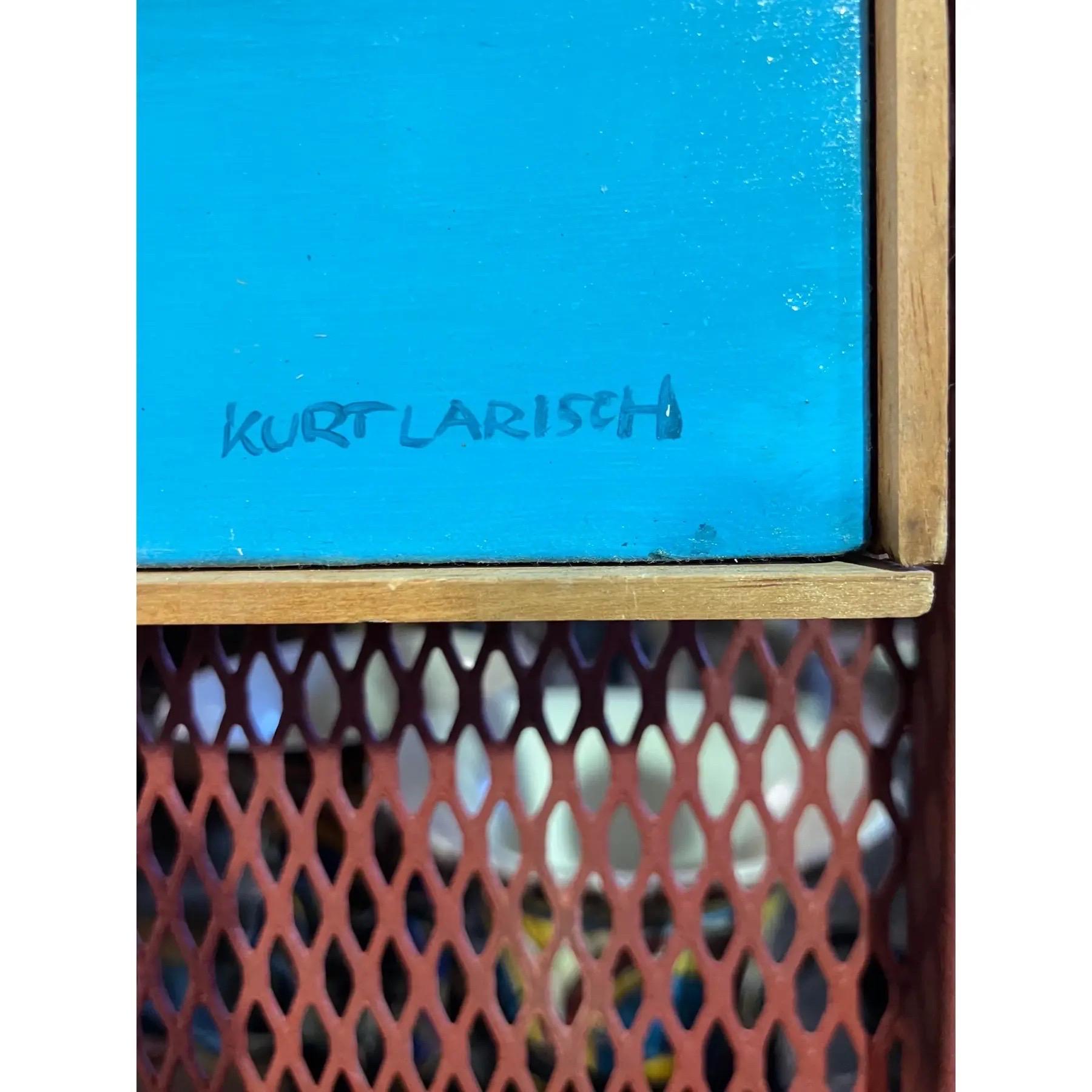 Ein surrealistisches Öl auf Leinwand von Kurt Larisch, um 1960. Die Szene zeigt schwebende kegelförmige Gebilde in Blau und Grün mit kleinen Figuren, die aus der untersten Kegelform herauszukommen scheinen. Signiert unten rechts.

Kurt Larisch (1913