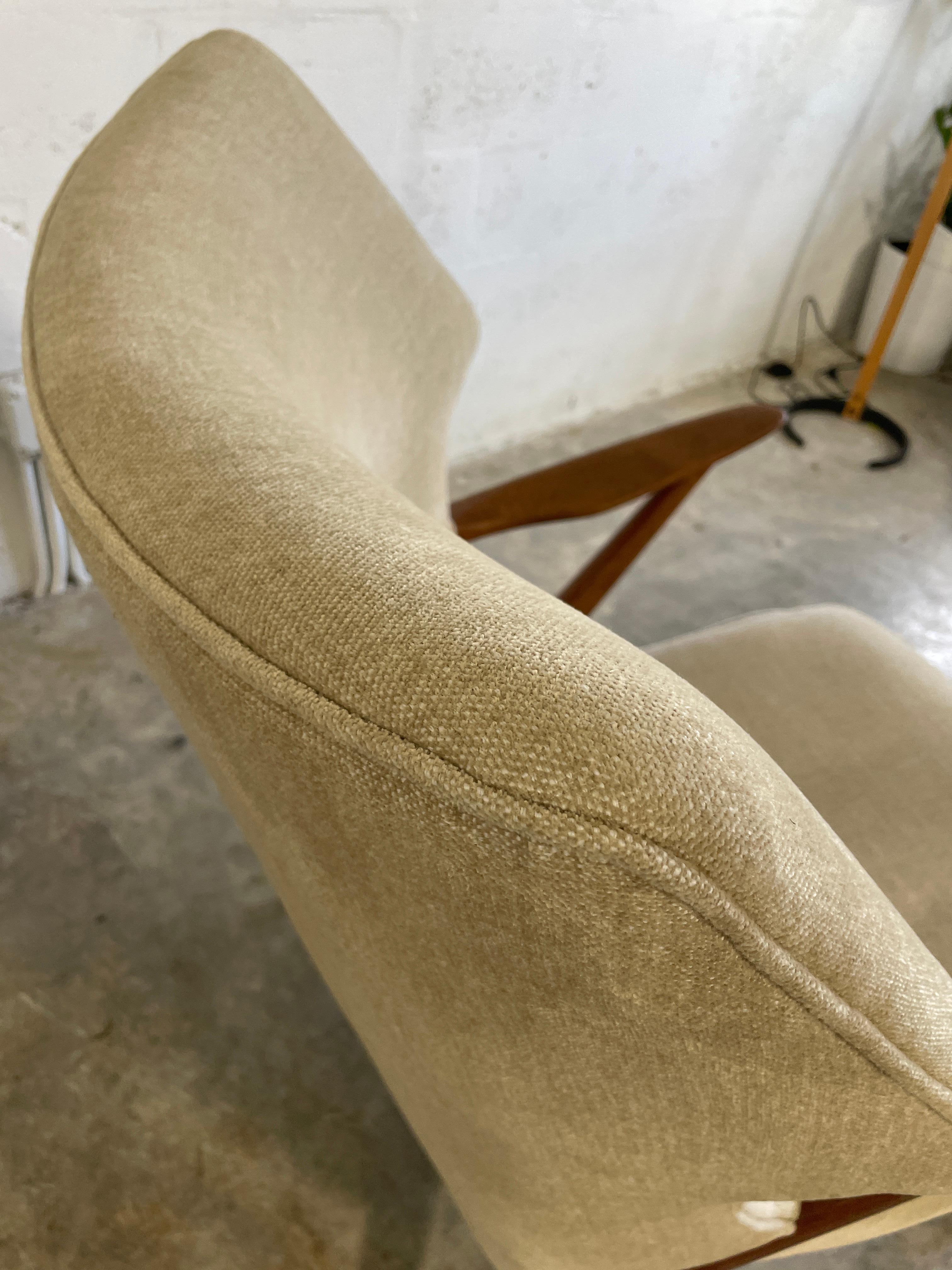 Kurt Olsen 221 for Slagelse Mobelvaerk Lounge Wingback Danish Modern Chair In Good Condition For Sale In Fort Lauderdale, FL