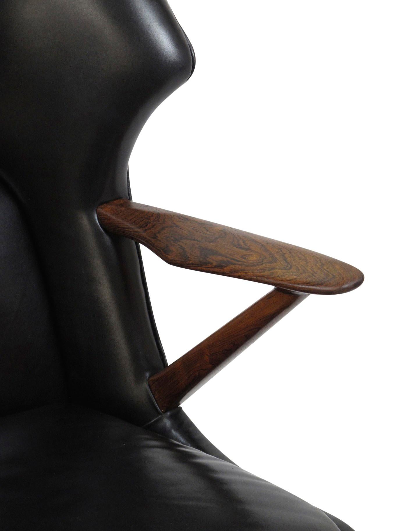 Kurt Olsen Dänischer Bär-Stuhl aus Rosenholz und schwarzem Leder (20. Jahrhundert) im Angebot