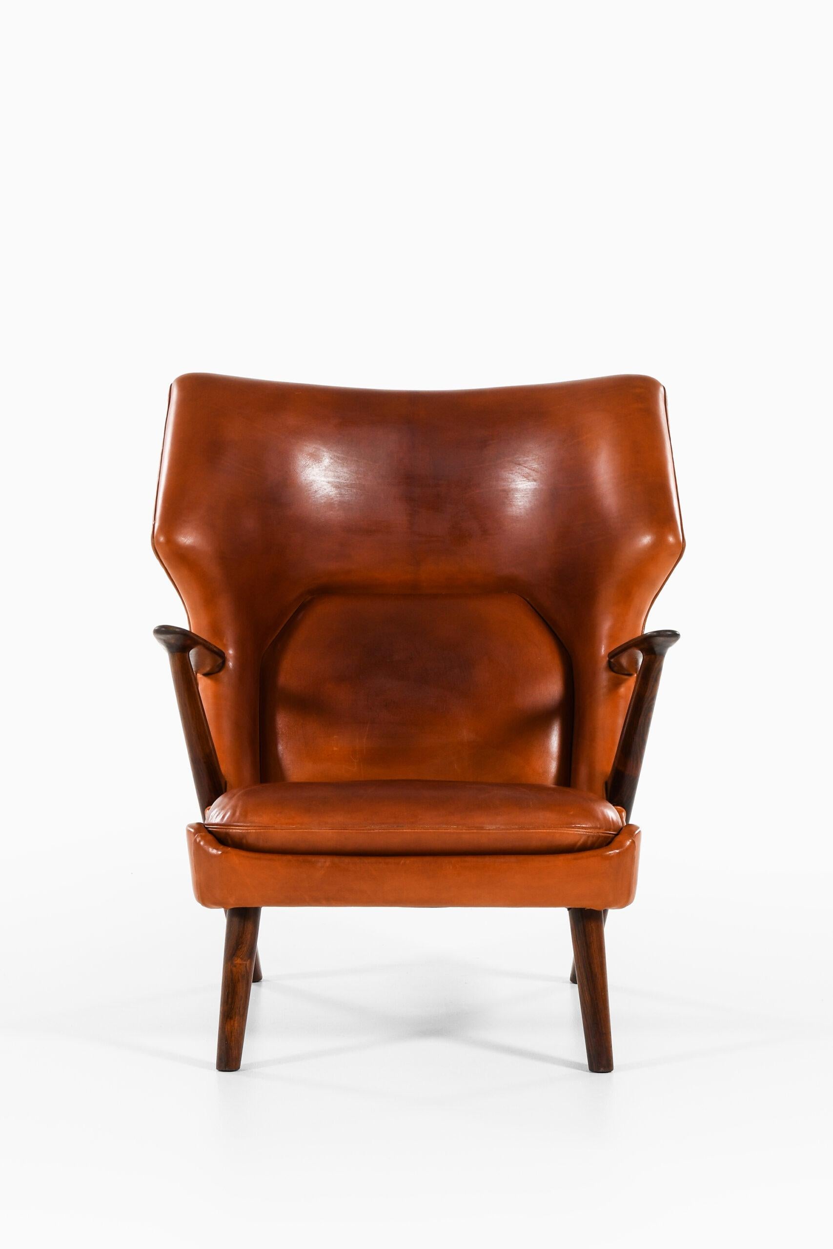 Rare fauteuil à oreilles modèle 211 conçu par Kurt Olsen. Produit par Slagelse Møbelfabrik au Danemark.