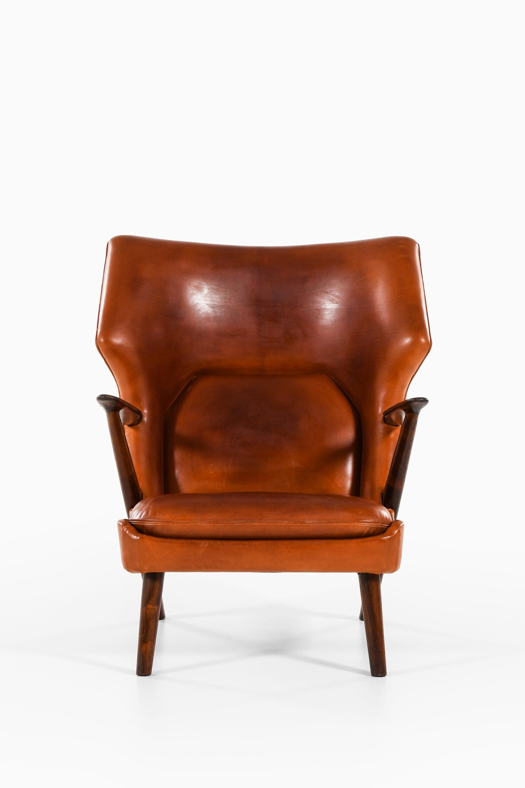 Rare wingback easy chair model 211 designed by Kurt Olsen. Produced by Slagelse Møbelfabrik in Denmark.