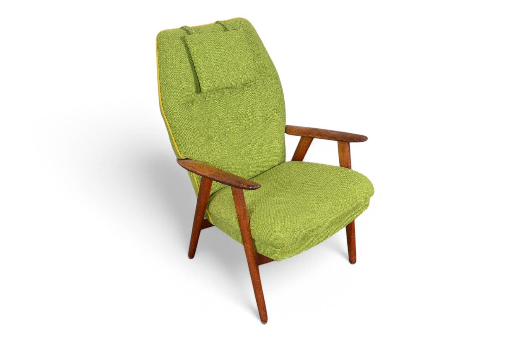 Origine : Danemark
Design/One : Kurt Olsen
Fabricant : Slagelse Møbler
Époque : 1950
Matériaux : Teck, Laine
Dimensions : 26.75″ large x 25″ profond x 41″ haut, Hauteur du siège 17.75″ haut
