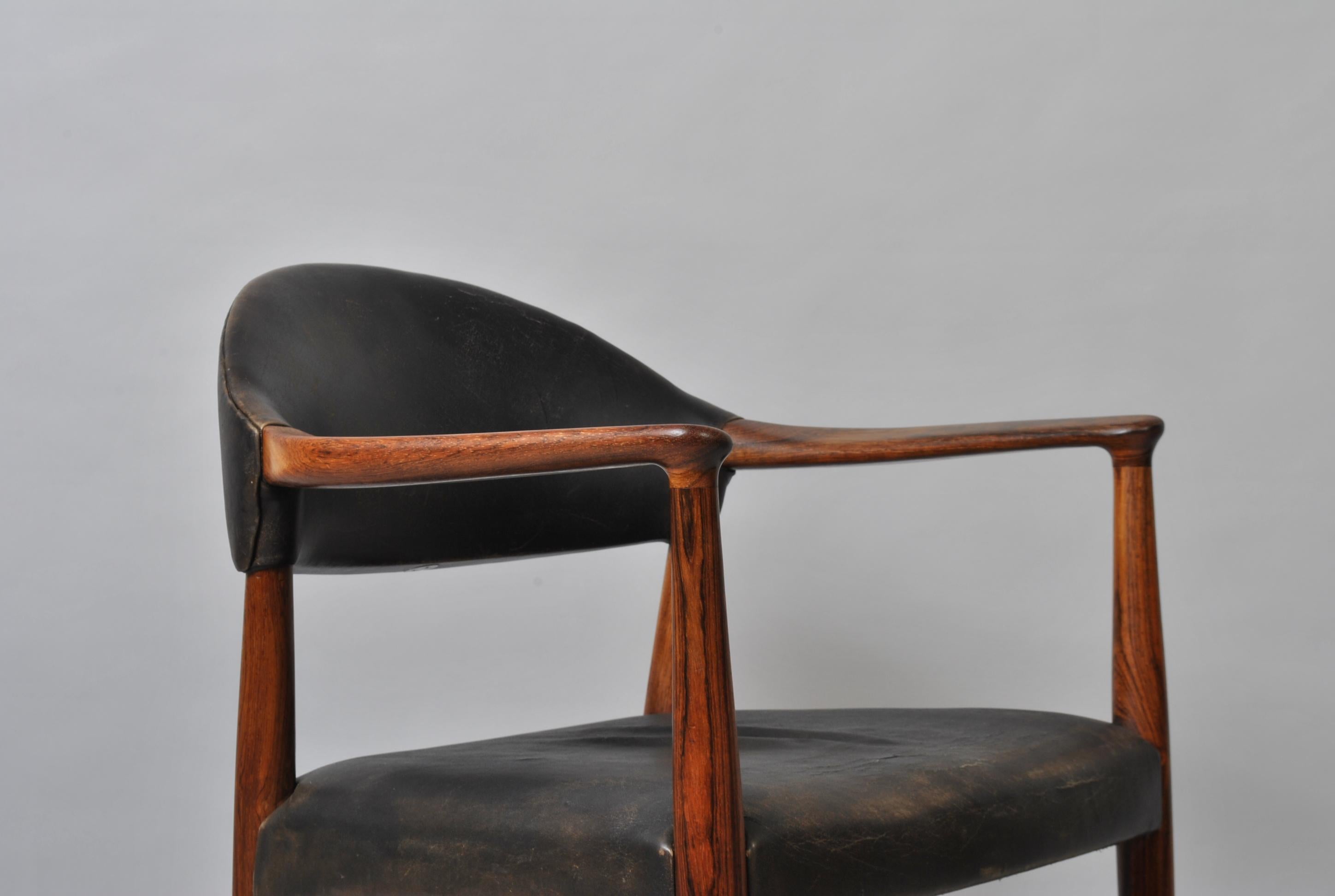 Classic midcentury elbow chair by Kurt Olsen for Slagelse Møbelfabrik. Incredible wood frame. Black/aged leather. We can reupholster to your requirements if preferred. Denmark, circa 1950. Very comfortable indeed.