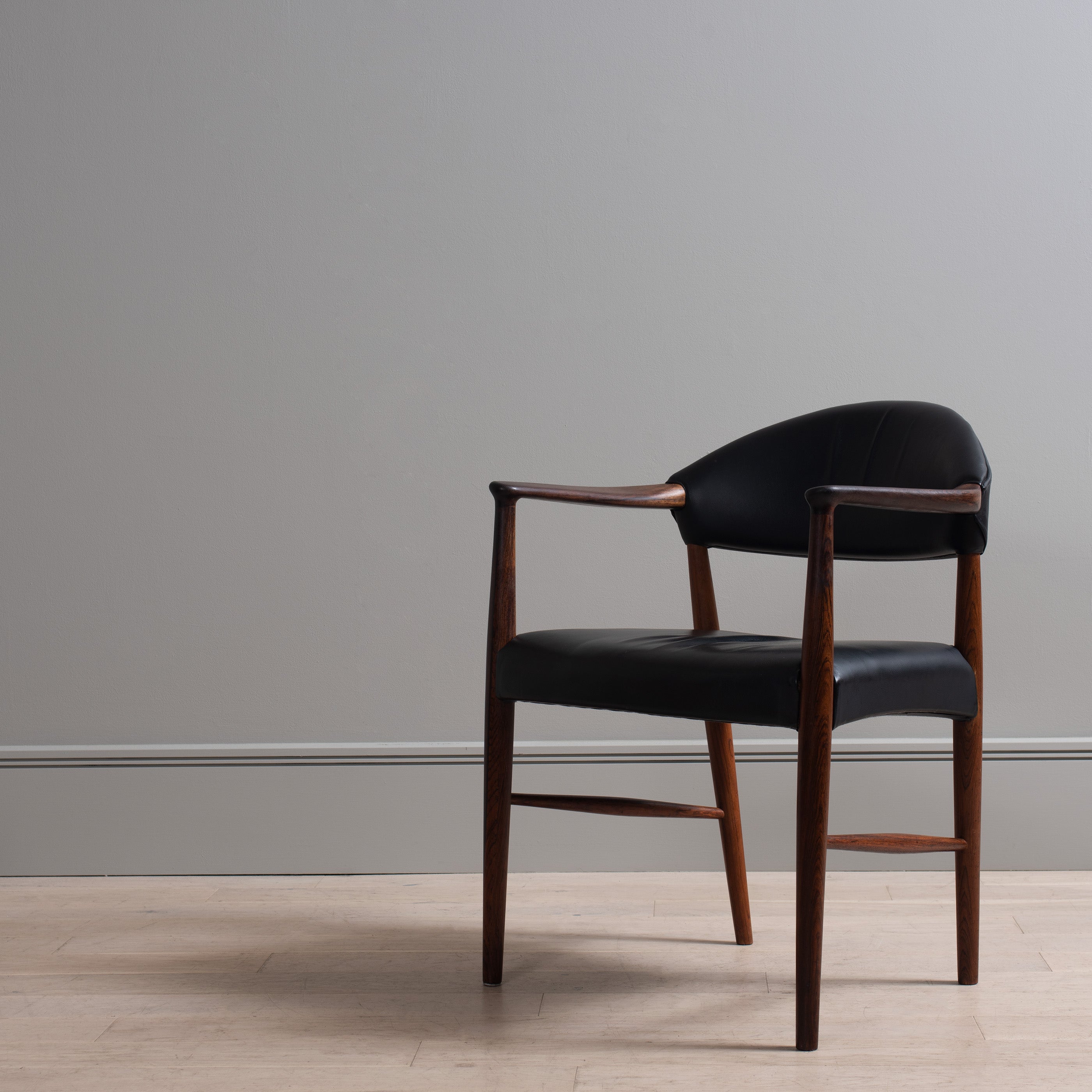 Classic Scandinavian mid-century elbow/desk or occasional chair by Kurt Olsen. Designed by Olsen for for Slagelse Møbelfabrik, Denmark. Smooth sculptural wooden frame that has its original leather upholstery. Produced in Denmark, circa 1950. Very