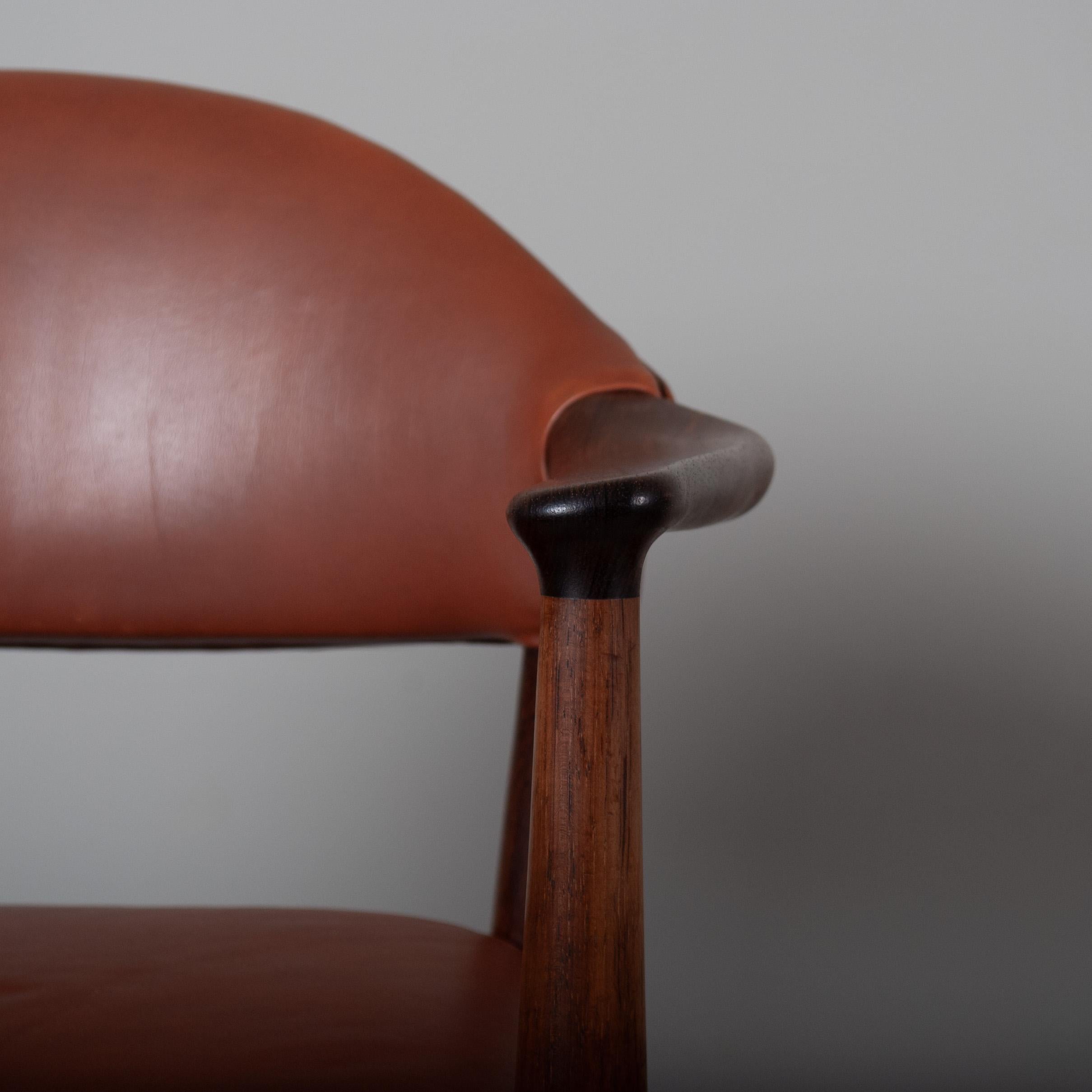 Classic Scandinavian armchair, desk or occasional accent chair by Kurt Olsen. Designed by Olsen for for Slagelse Møbelfabrik, Denmark. Smooth sculptural wooden frame that has its original leather upholstery. Produced in Denmark, circa 1950. Very