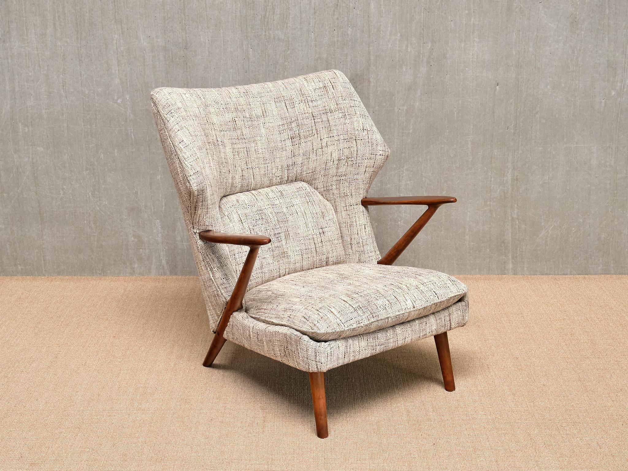 Dieser seltene und ikonische Sessel wurde 1955 von Kurt Olsen entworfen und von der Slagelse Møbelfabrik in Dänemark als Modell Nr. 221 hergestellt. Ein herausragendes Stück dänischen Designs aus der Mitte des Jahrhunderts, das Olsen's