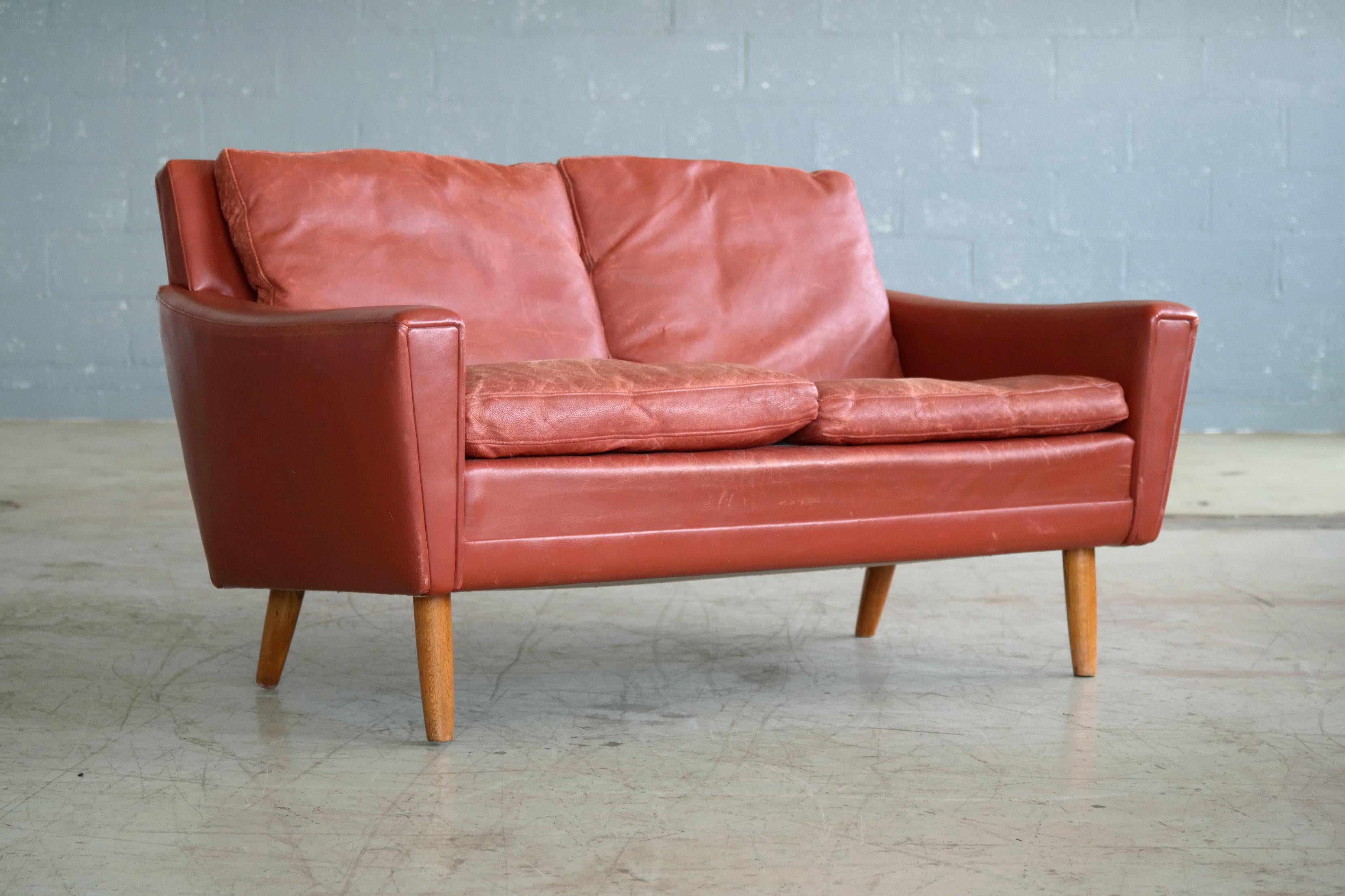 Kurt Ostervig Attributed Love Seat or Settee in Red Leather Denmark 1960s In Good Condition In Bridgeport, CT