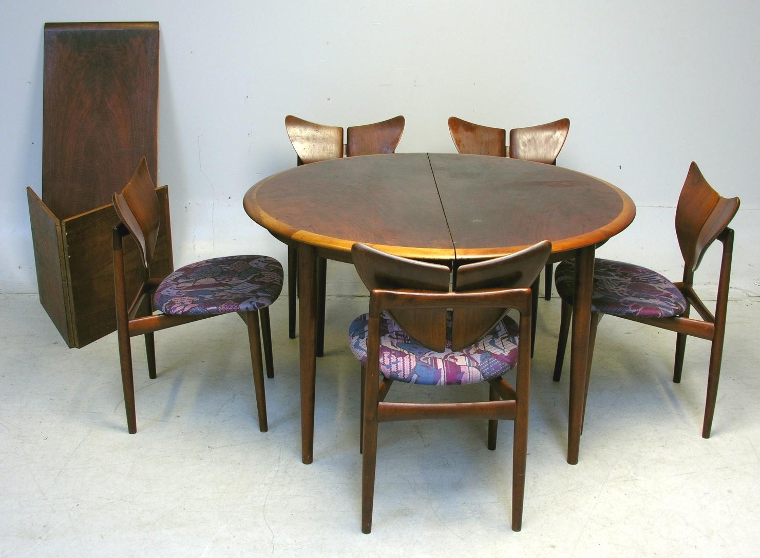 Ensemble de cinq chaises de salle à manger de Kurt Ostervig avec une table de salle à manger ronde en noyer avec une rallonge fabriquée par l'ébéniste Willy Beck, le tout fabriqué au Danemark vers 1960. 

