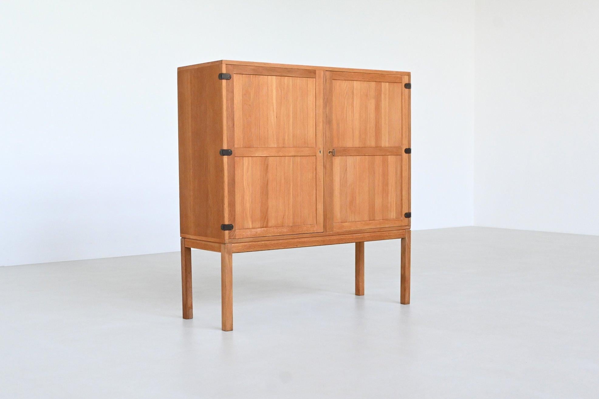 Precioso armario simétrico diseñado por Kurt Østervig y fabricado por A/S Randers, Dinamarca 1960. Este elegante armario alto personifica la gracia y la funcionalidad del diseño escandinavo de mediados del siglo XX. Fabricada en roble de alta