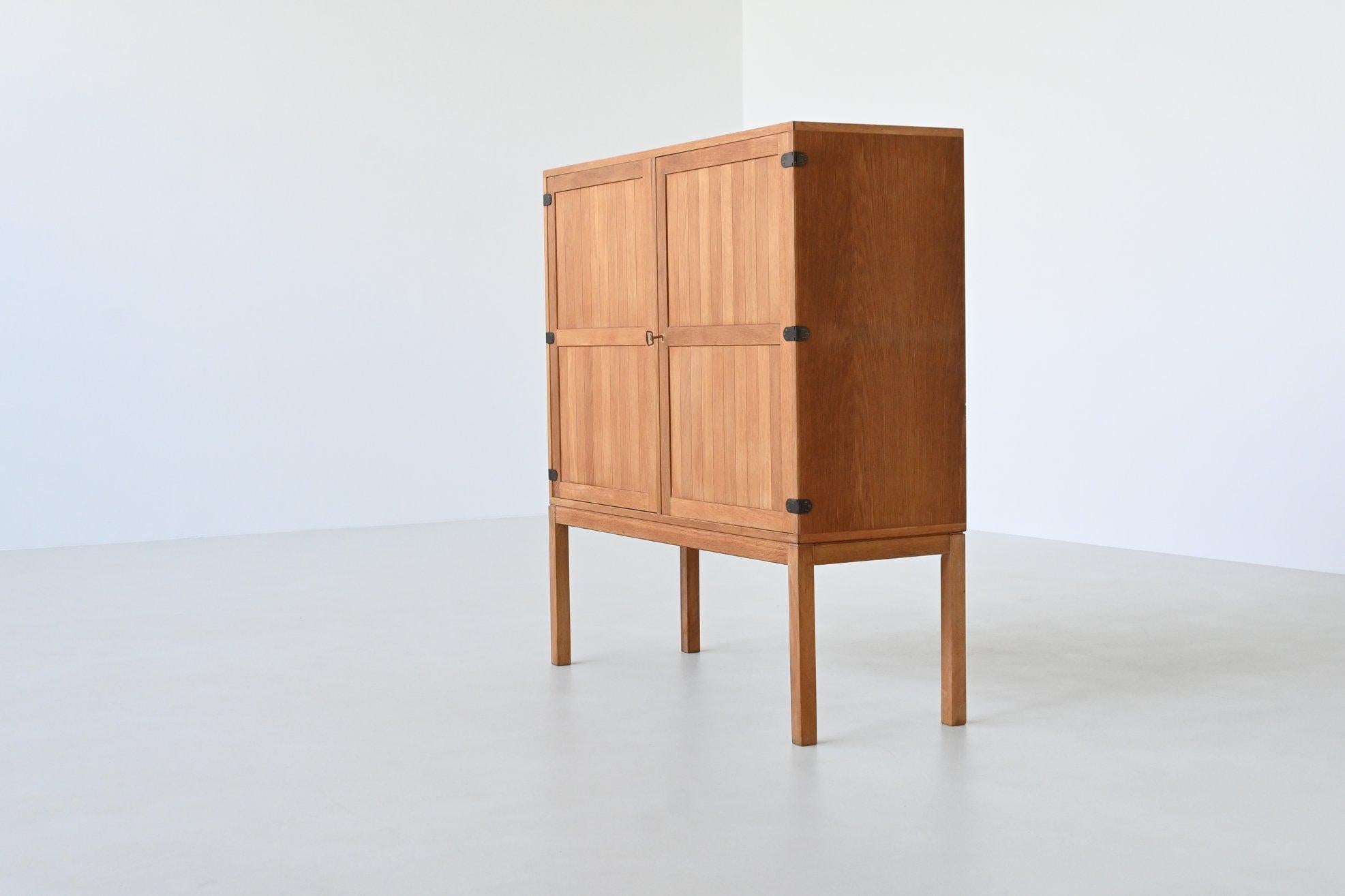 Armario alto Kurt Ostervig de roble A/S Randers Dinamarca 1960 Escandinavo moderno en venta