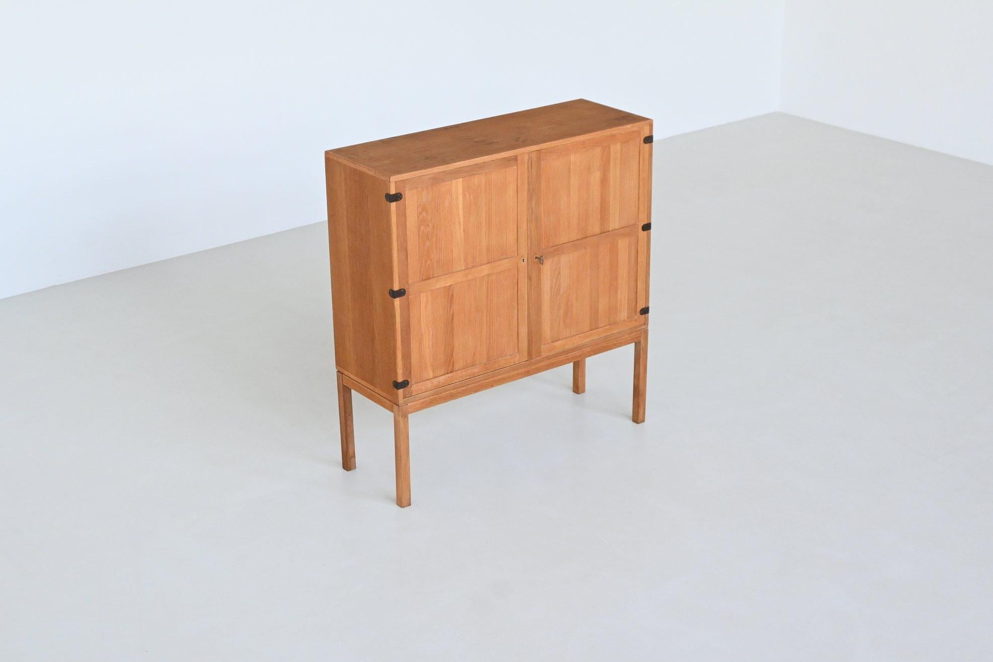 Armario alto Kurt Ostervig de roble A/S Randers Dinamarca 1960 en Bueno estado para la venta en Etten-Leur, NL
