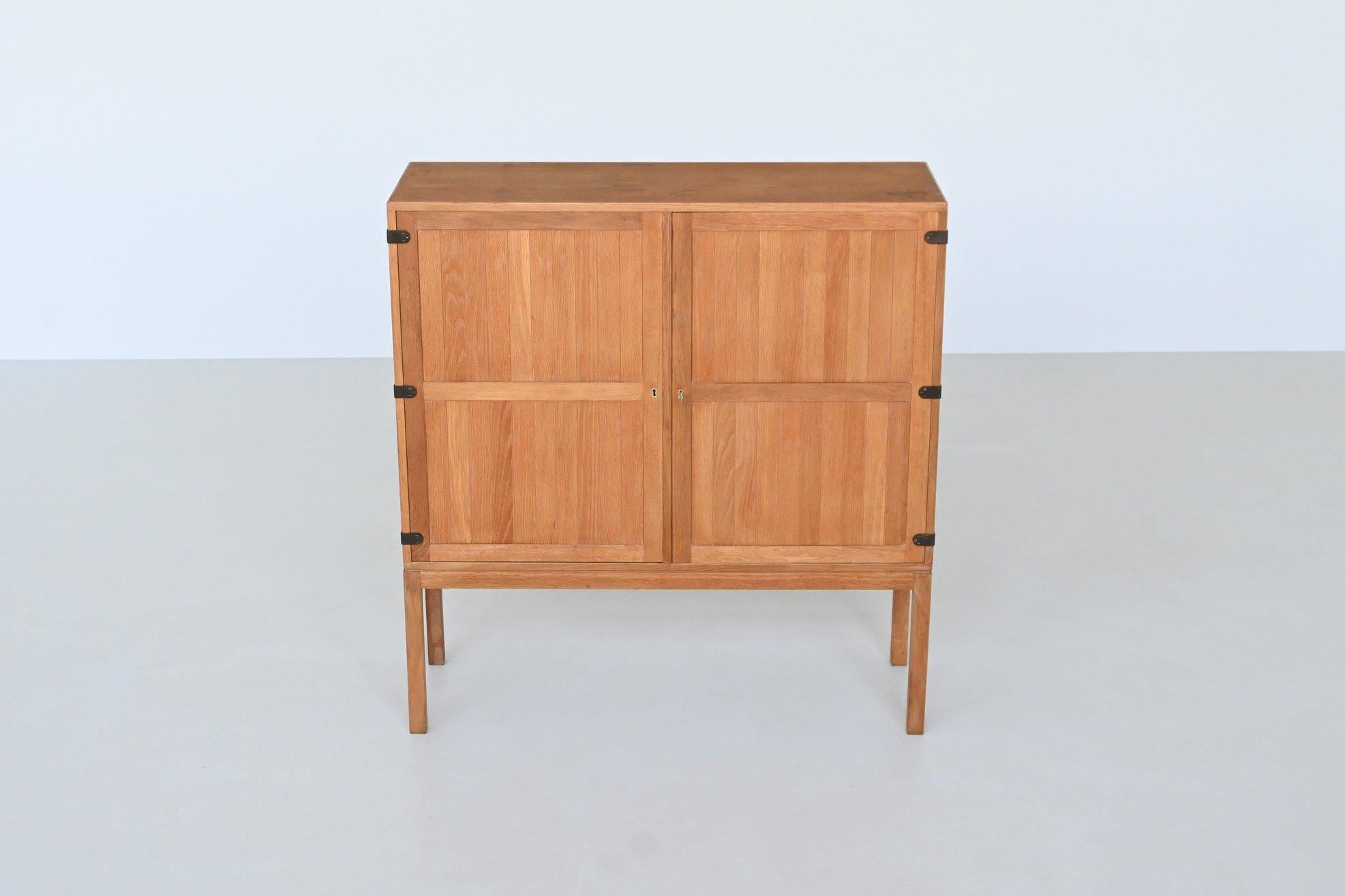 Armario alto Kurt Ostervig de roble A/S Randers Dinamarca 1960 mediados del siglo XX en venta