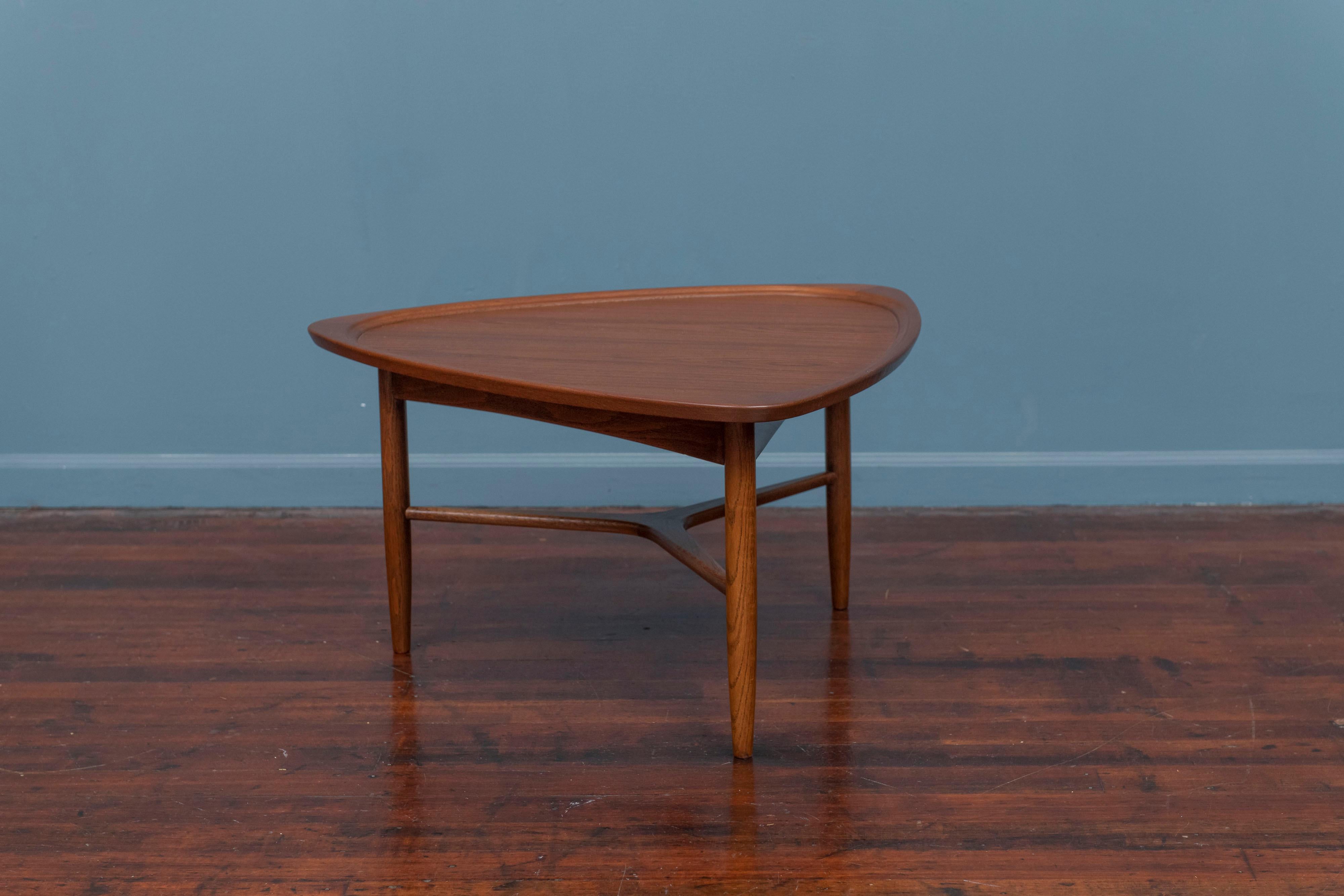 Scandinave moderne Table triangulaire Kurt Ostervig Modèle 176 pour Jason Mobler en vente