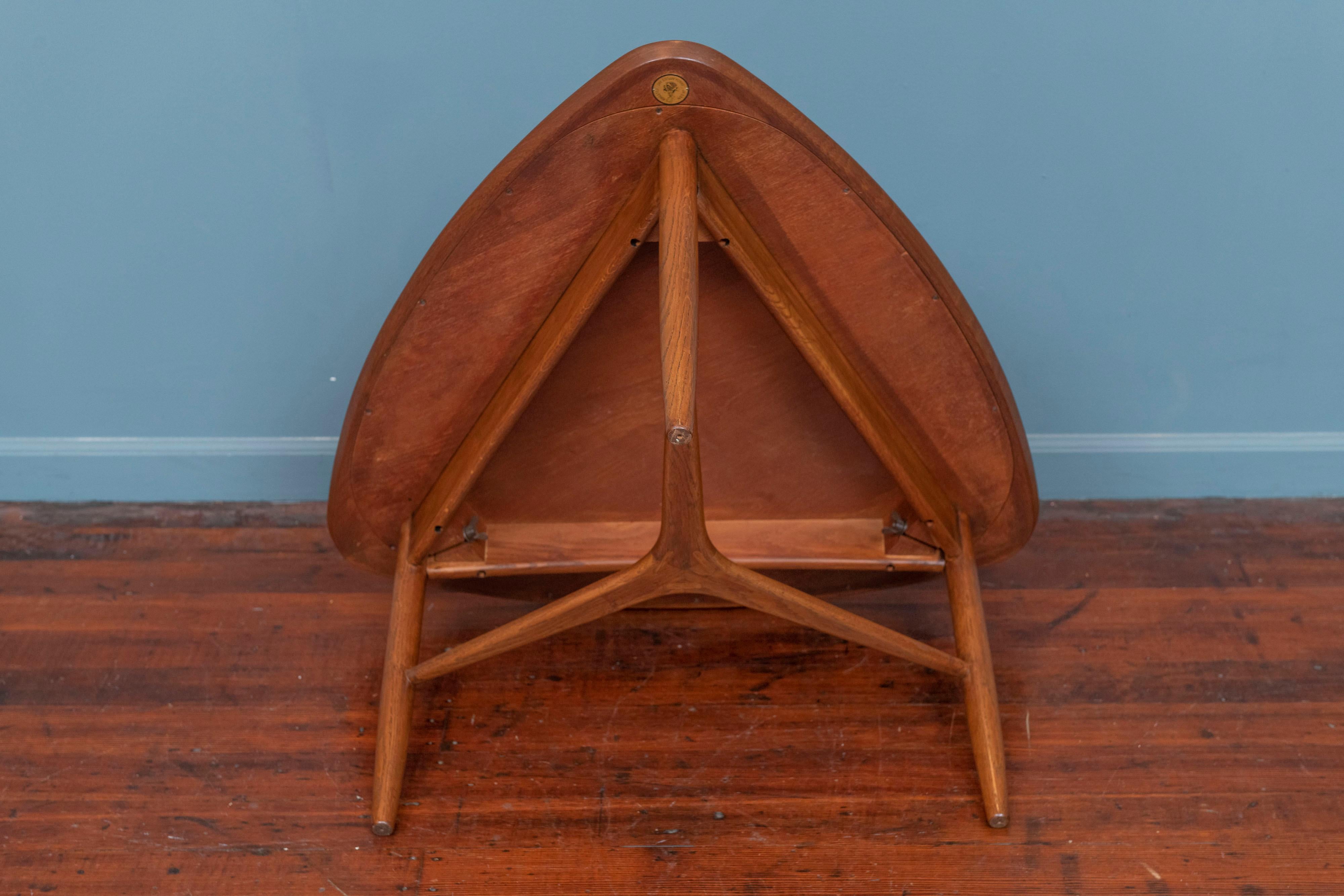 Chêne Table triangulaire Kurt Ostervig Modèle 176 pour Jason Mobler en vente