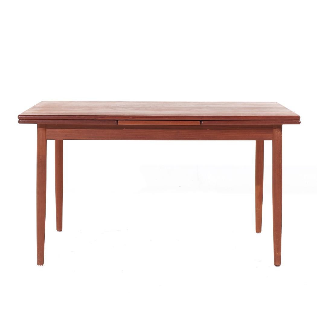 Table de salle à manger en teck à feuilles cachées, style Kurt Ostervig, milieu de siècle

Cette table mesure : 51 large x 33,5 profond x 28,5 haut, avec un dégagement pour les chaises de 23,5 pouces, chaque feuille cachée mesure 18 pouces, ce qui