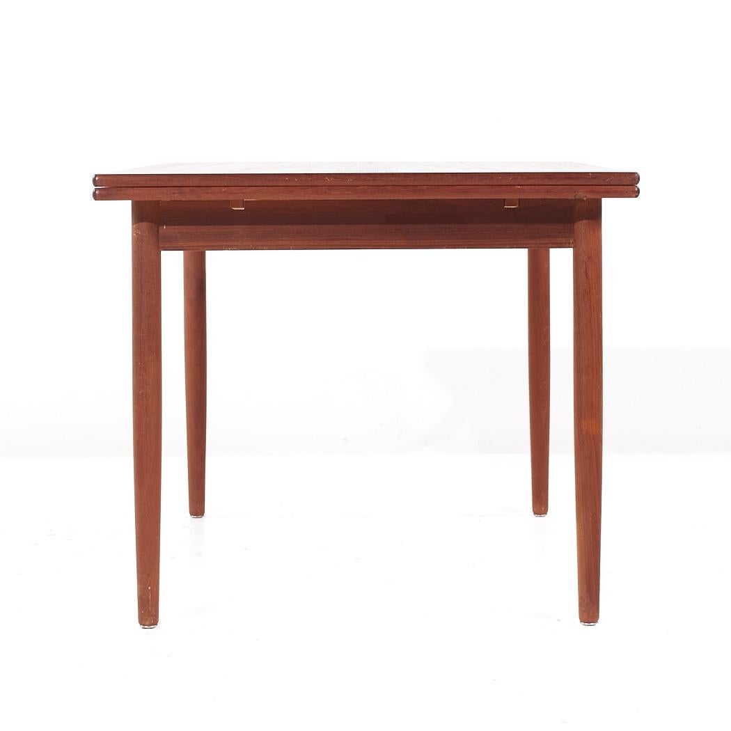 Danois Table de salle à manger en teck à feuilles cachées, style Kurt Ostervig, milieu de siècle en vente