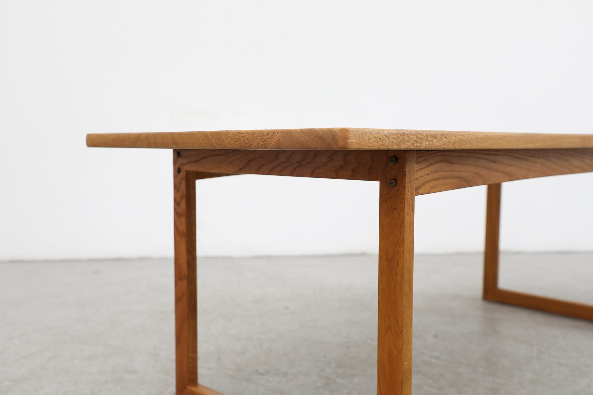 Table basse de style Kurt Ostervig en chêne avec coins arrondis et pieds en forme de U en vente 3