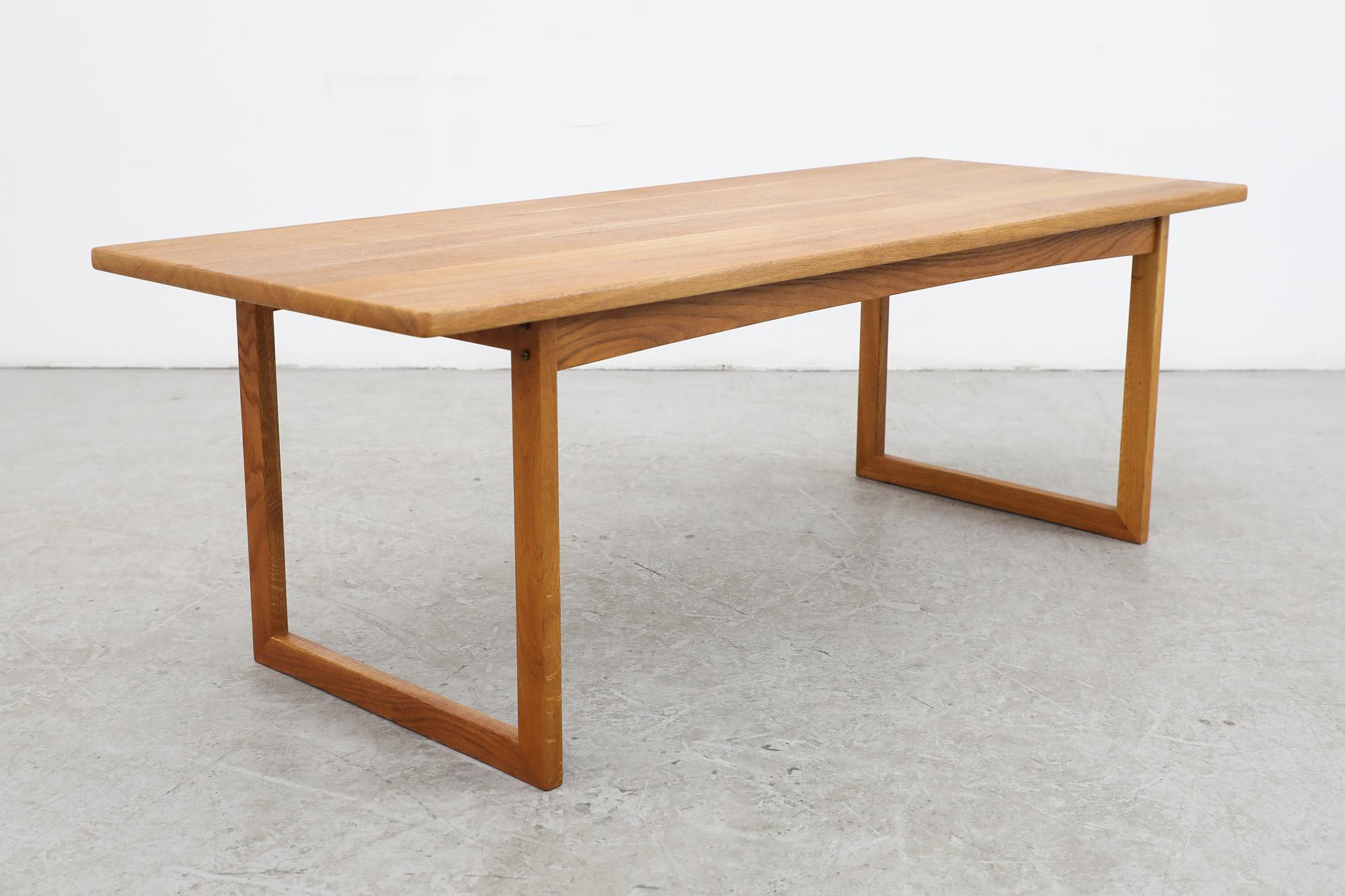 Table basse de style Kurt Ostervig en chêne avec coins arrondis et pieds en forme de U en vente 4