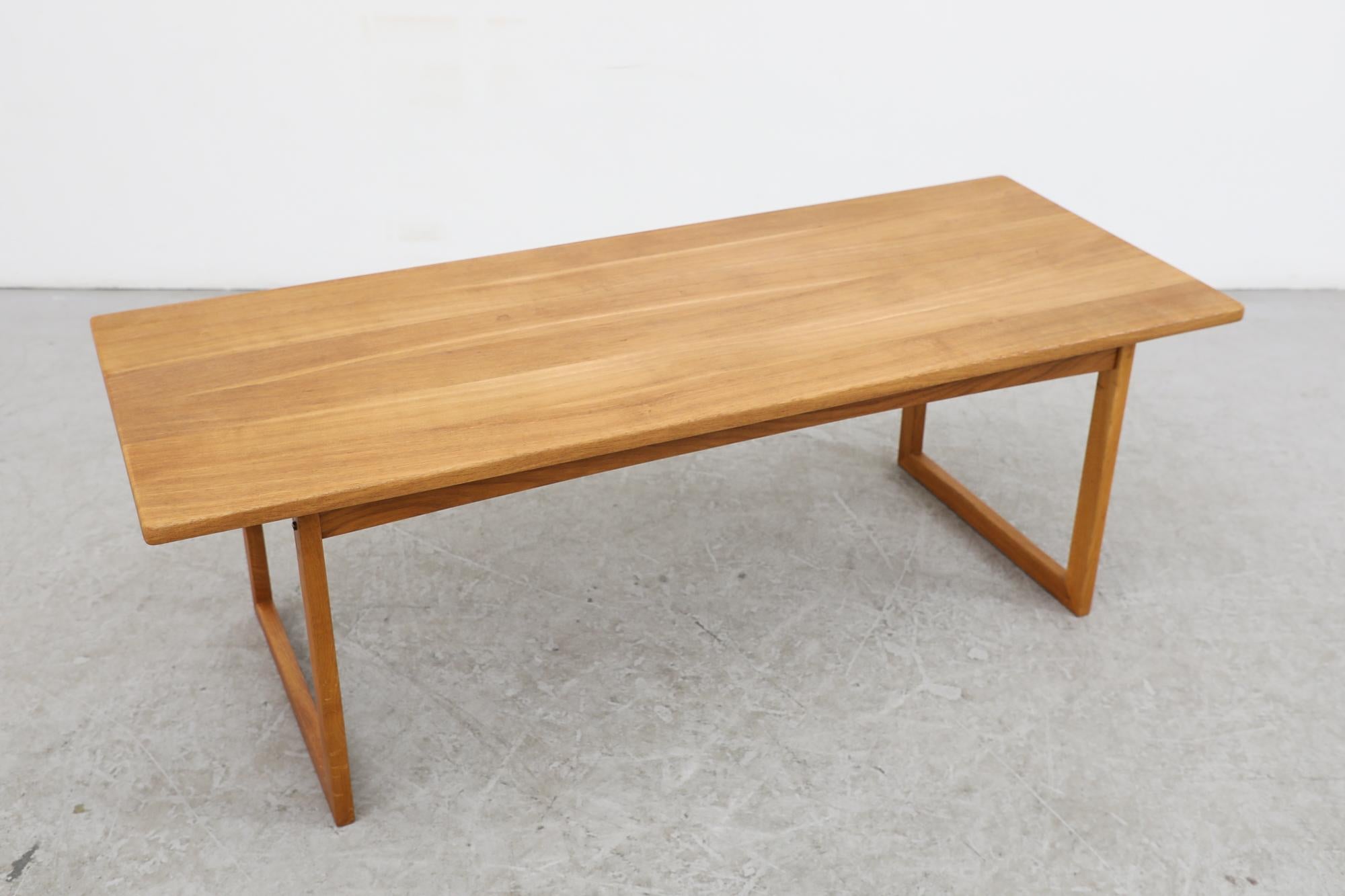 20ième siècle Table basse de style Kurt Ostervig en chêne avec coins arrondis et pieds en forme de U en vente
