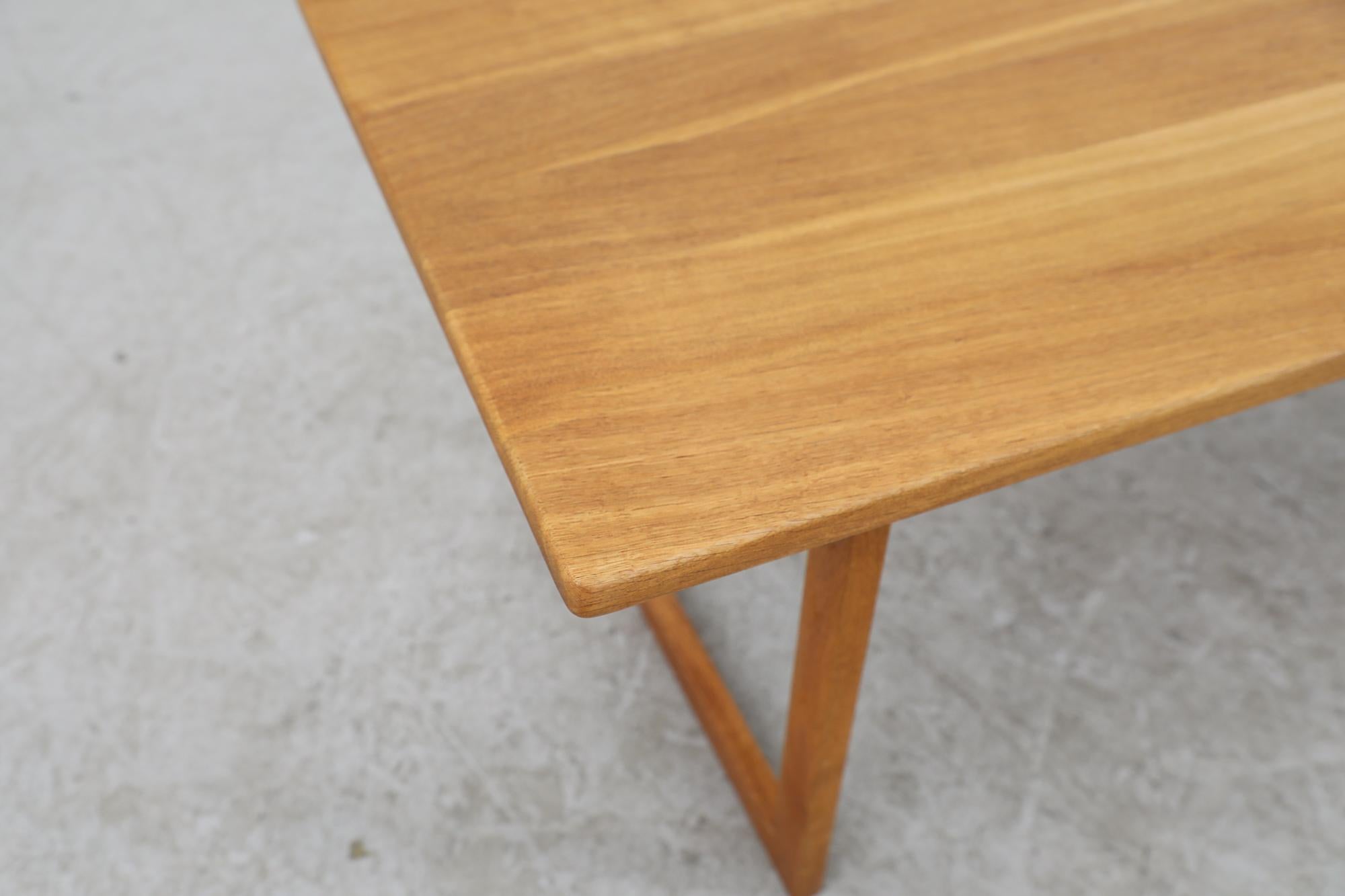 Chêne Table basse de style Kurt Ostervig en chêne avec coins arrondis et pieds en forme de U en vente