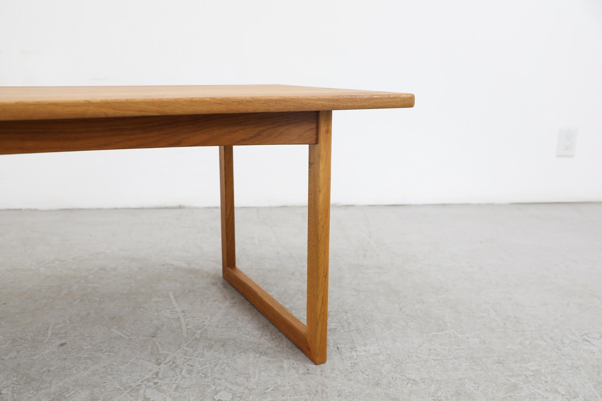 Table basse de style Kurt Ostervig en chêne avec coins arrondis et pieds en forme de U en vente 1