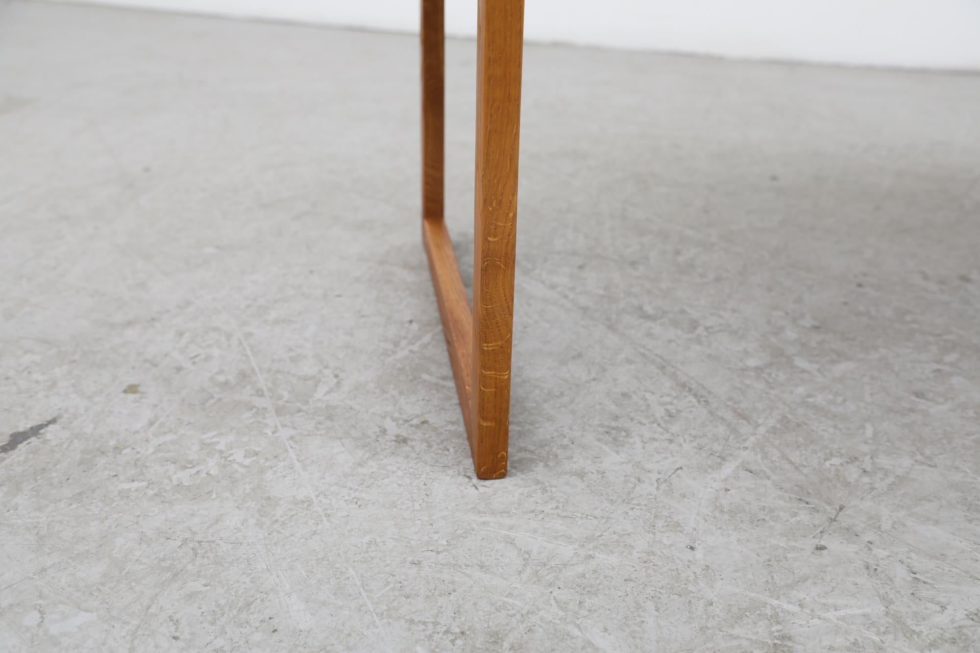 Mesa baja de roble estilo Kurt Ostervig con esquinas redondeadas y patas en forma de U en venta 6