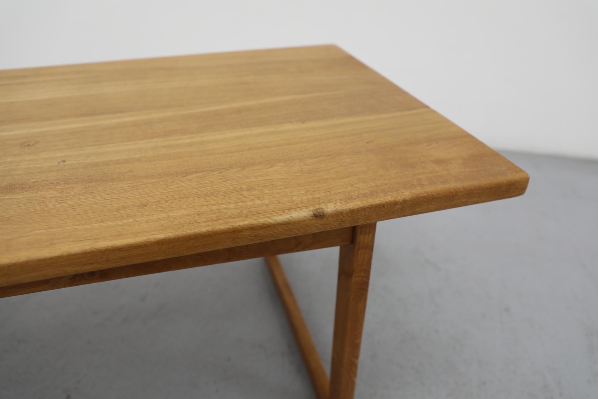 Mesa baja de roble estilo Kurt Ostervig con esquinas redondeadas y patas en forma de U en venta 4