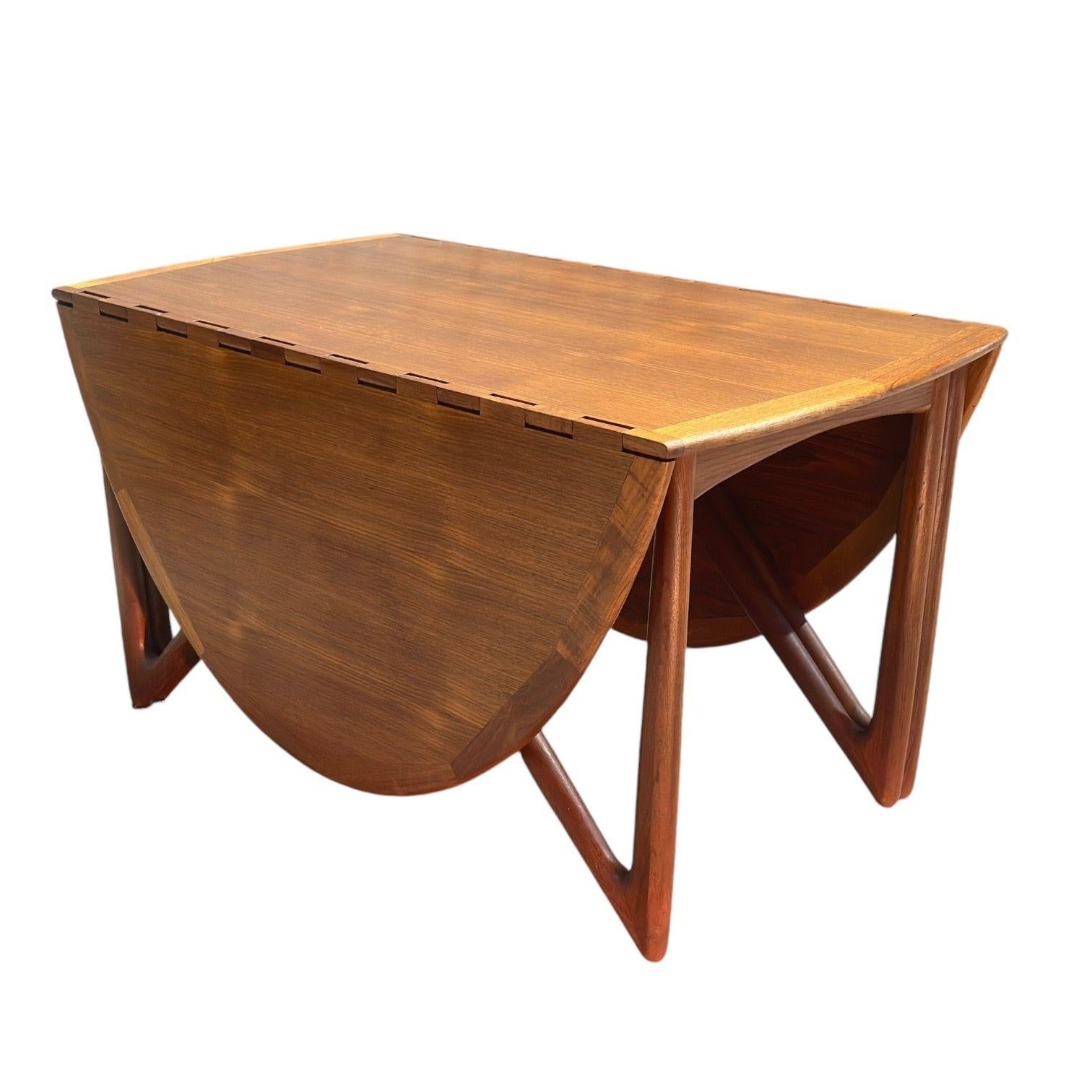 Table de salle à manger en teck Kurt Ostervig, Danemark 1960. Table de salle à manger à abattant magnifiquement restaurée
Mesure 77