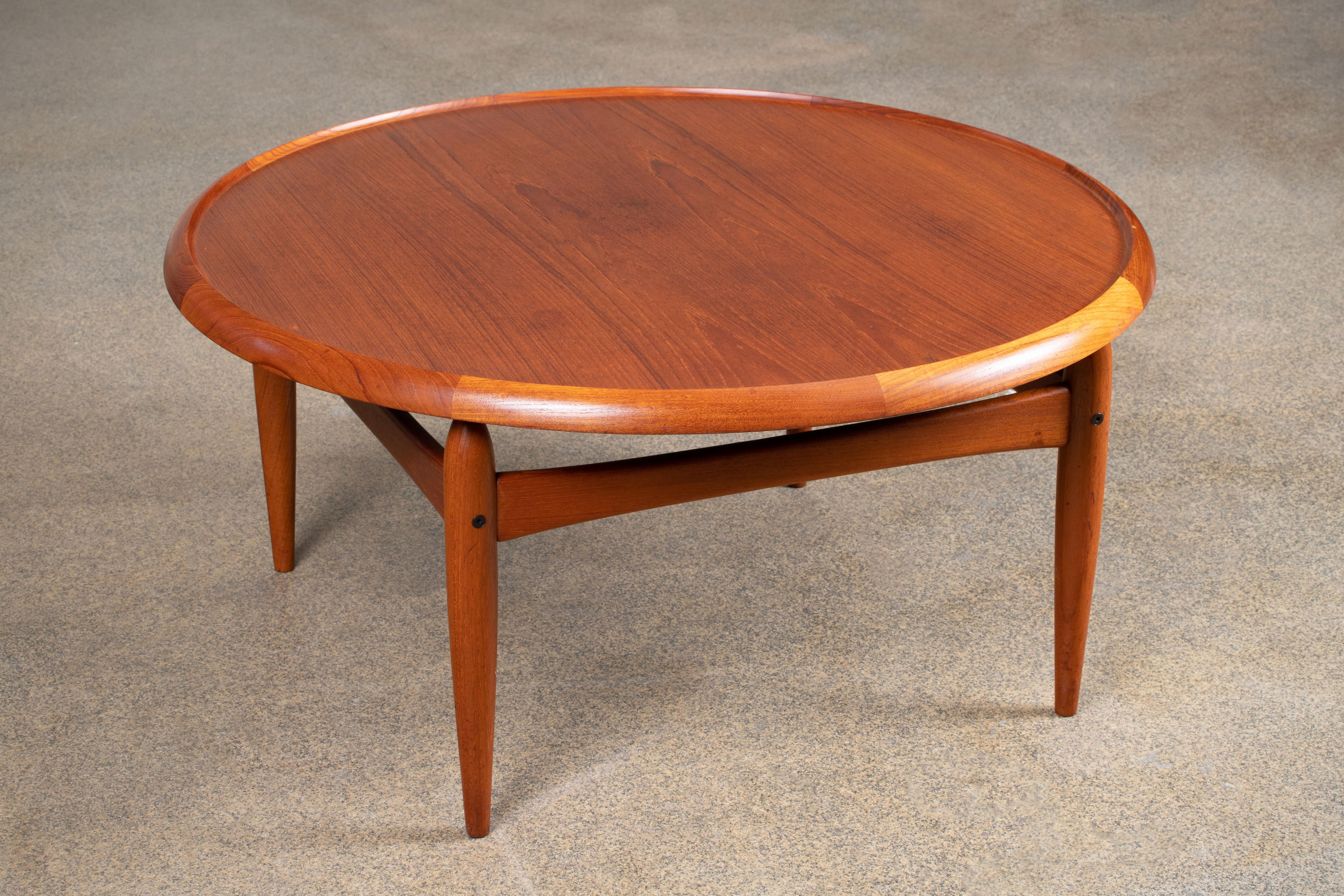 Very rare coffee table with reversible top, designed by Kurt Østervig and produced by Jason Møbler, Denmark. The table is made of teakwood and features a black formica top.