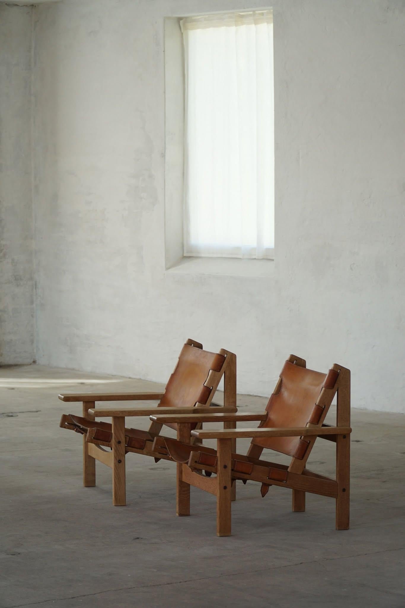 Kurt Østervig, Ein Paar Jagdstühle aus Eiche und Leder, Danish Modern, 1960er Jahre (Moderne der Mitte des Jahrhunderts) im Angebot