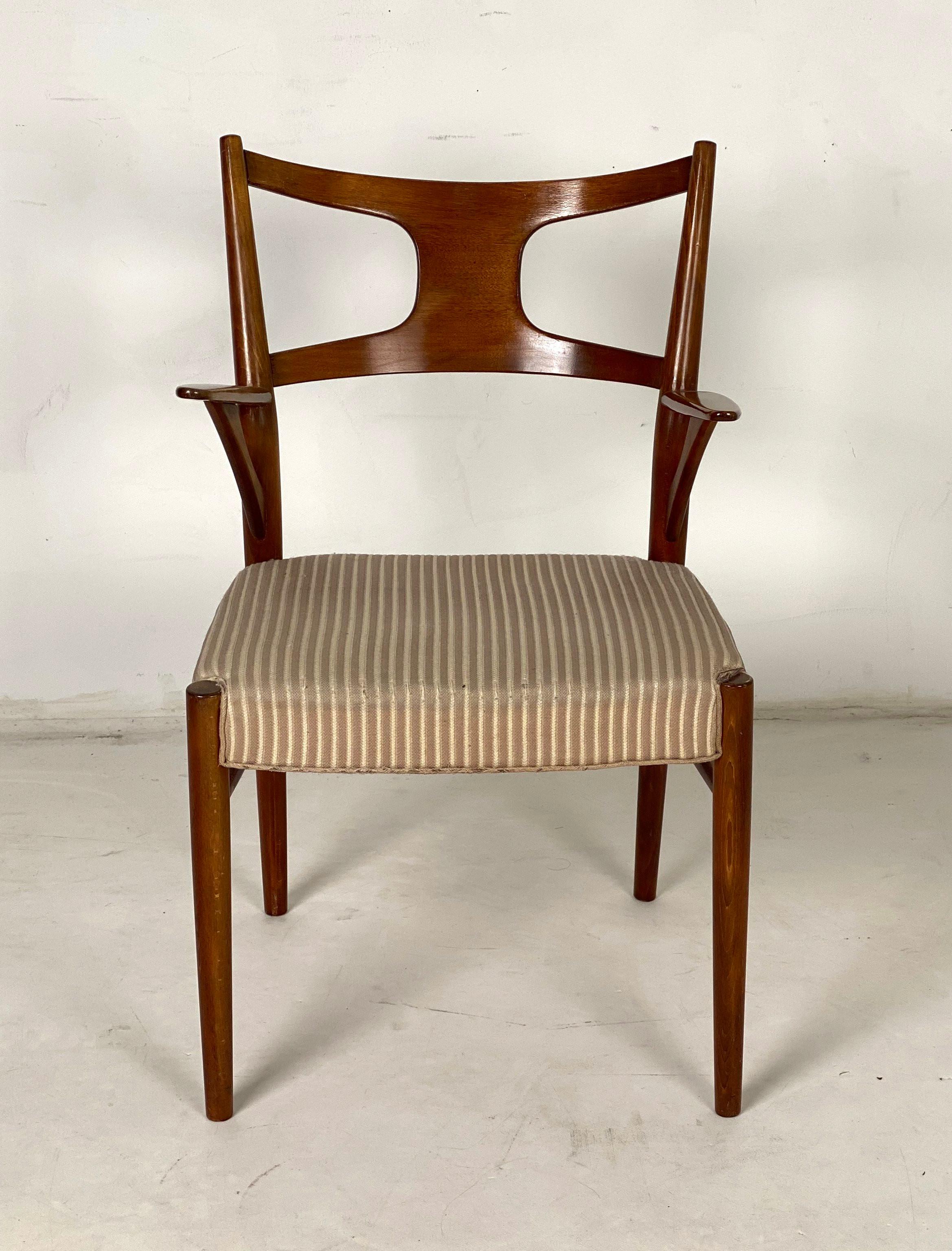 Fauteuil Kurt Østervig / fauteuil modèle 46, construction en bois, vraisemblablement en noyer, dossier ajouré, coussin d'assise avec revêtement rayé. Hauteur 86 cm, largeur 52 cm, profondeur 52 cm. 
Jusqu'à 3 pièces disponibles, prix 