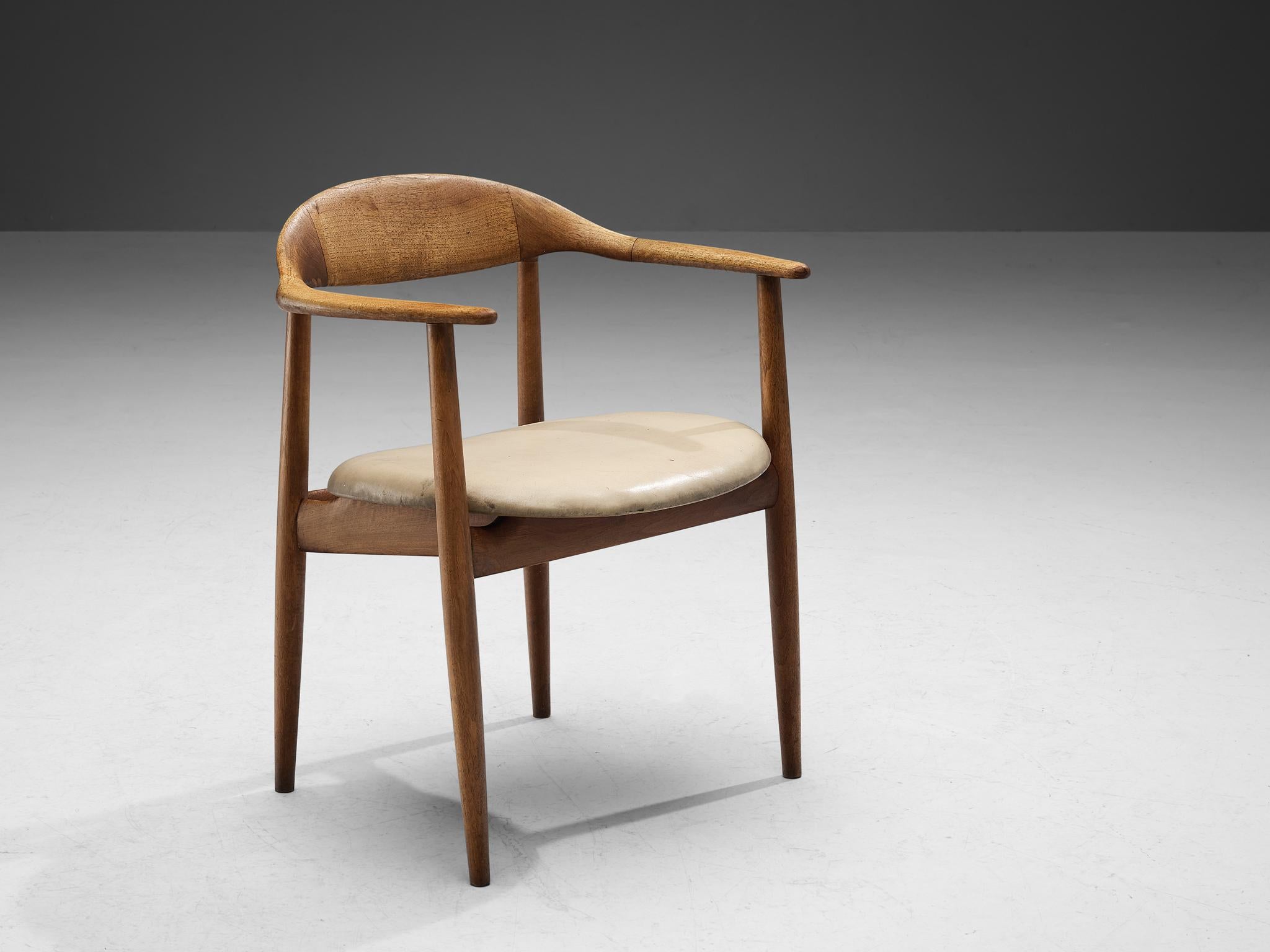 Kurt Østervig für Brande Møbelindustri, Sessel Modell 27, Teak, Leder, Dänemark, 1950er Jahre.

Schöner Esszimmerstuhl, entworfen von Kurt Østervig für Brande Møbelindustri. Dieser organisch anmutende Sessel ist mit viel Liebe zum Detail gefertigt,