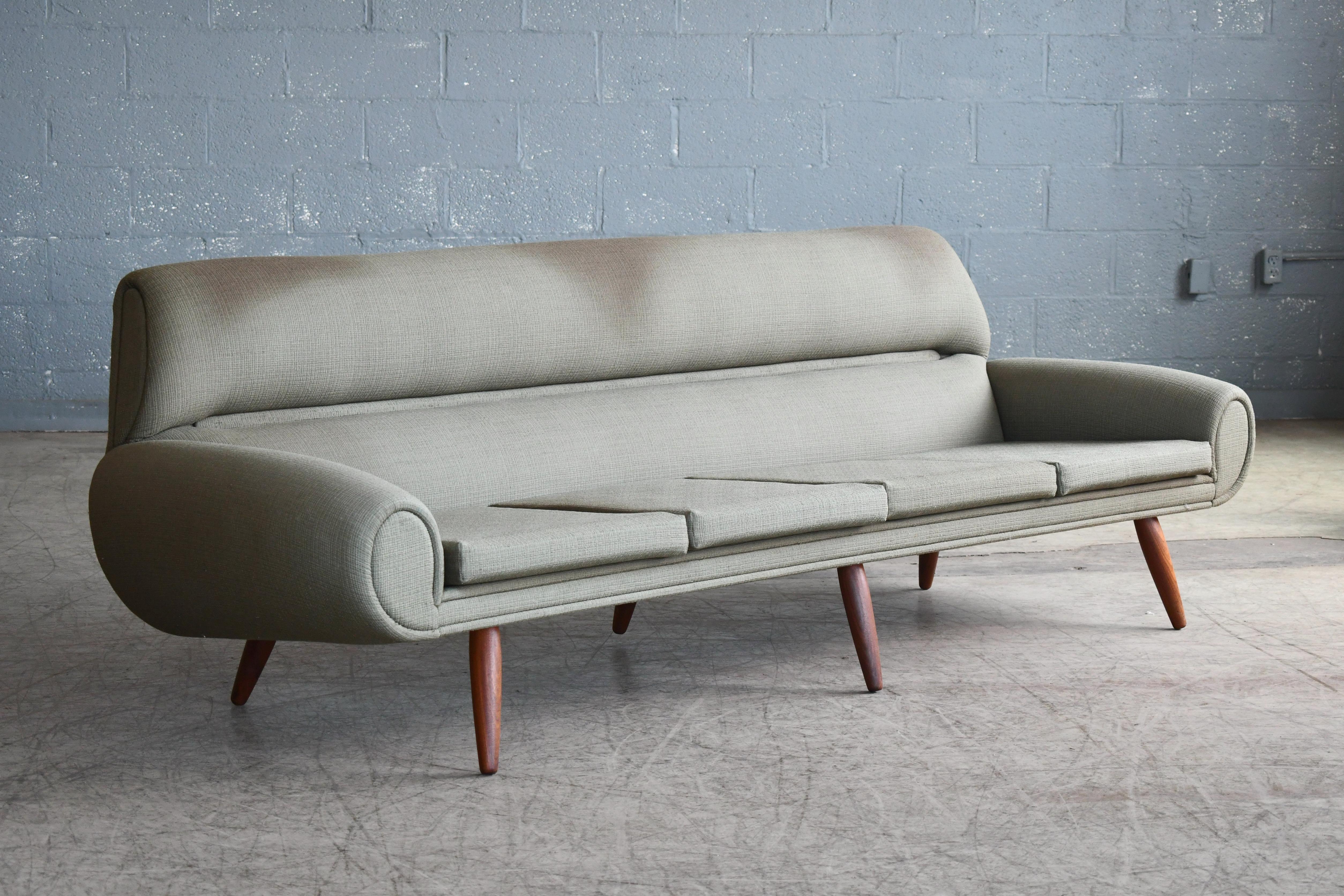 Erstaunlich Sofa schlanken organischen Design-Linien und nur der Inbegriff der besten der dänischen Designer der 1960er Jahre zu bieten hatte. Einige dieser fantastischen Entwürfe waren in vielerlei Hinsicht das letzte Hoch auf die dänische Moderne,