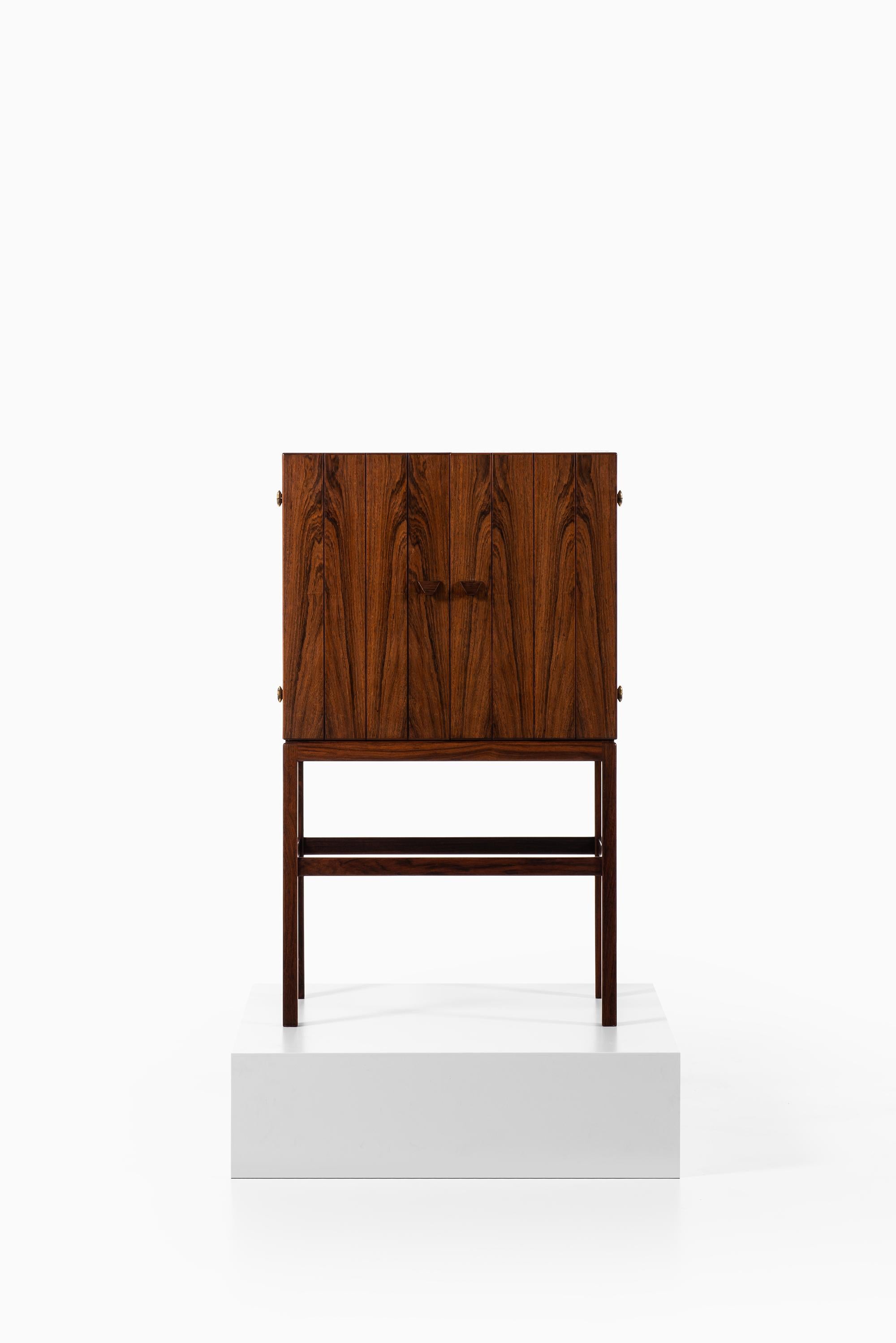 Très rare meuble de bar conçu par Kurt Østervig. Produite par K.P Møbler au Danemark.