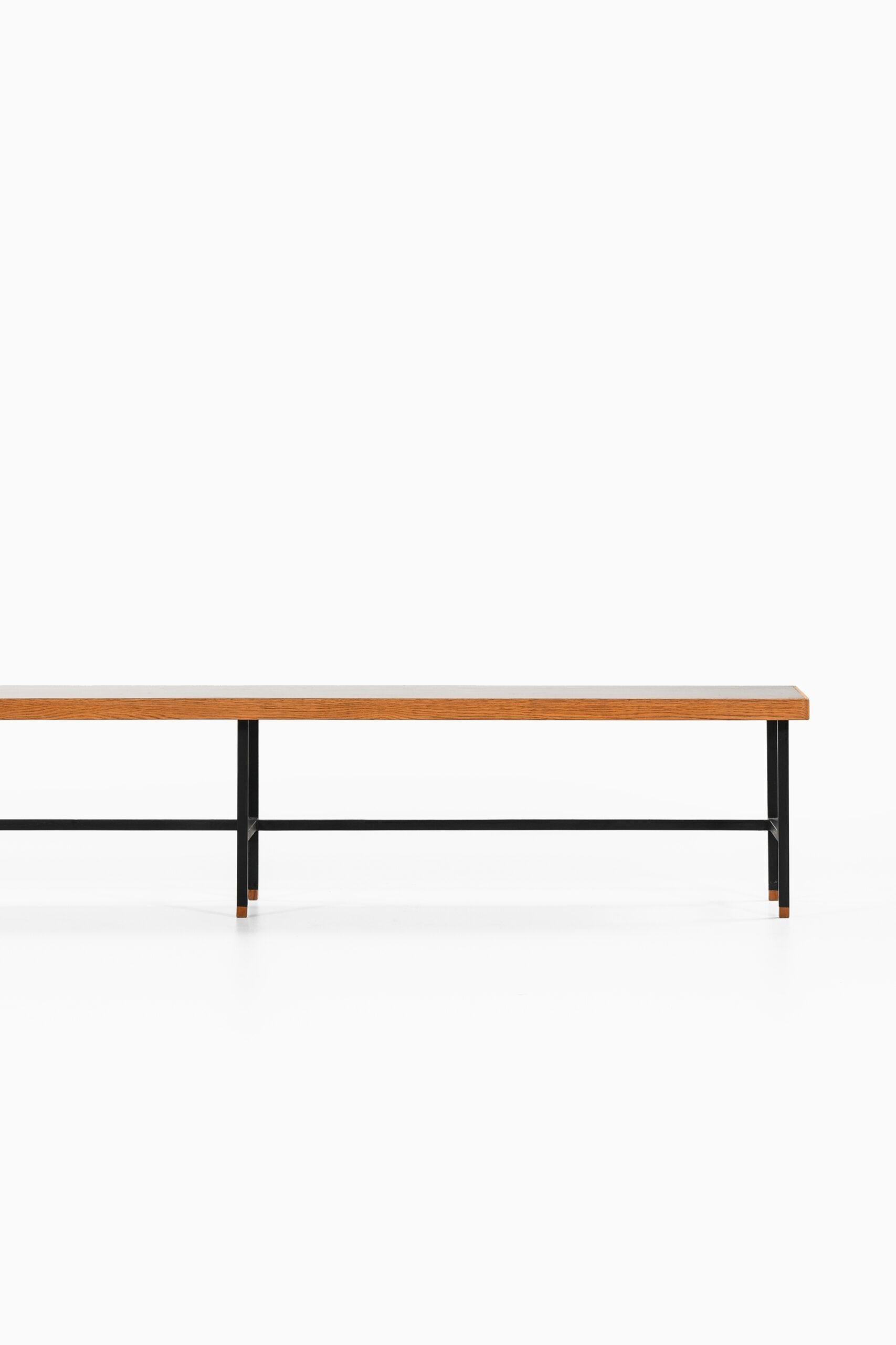 Rare banc / table d'appoint conçu par Kurt Østervig. Produit par Jason Møbler au Danemark.