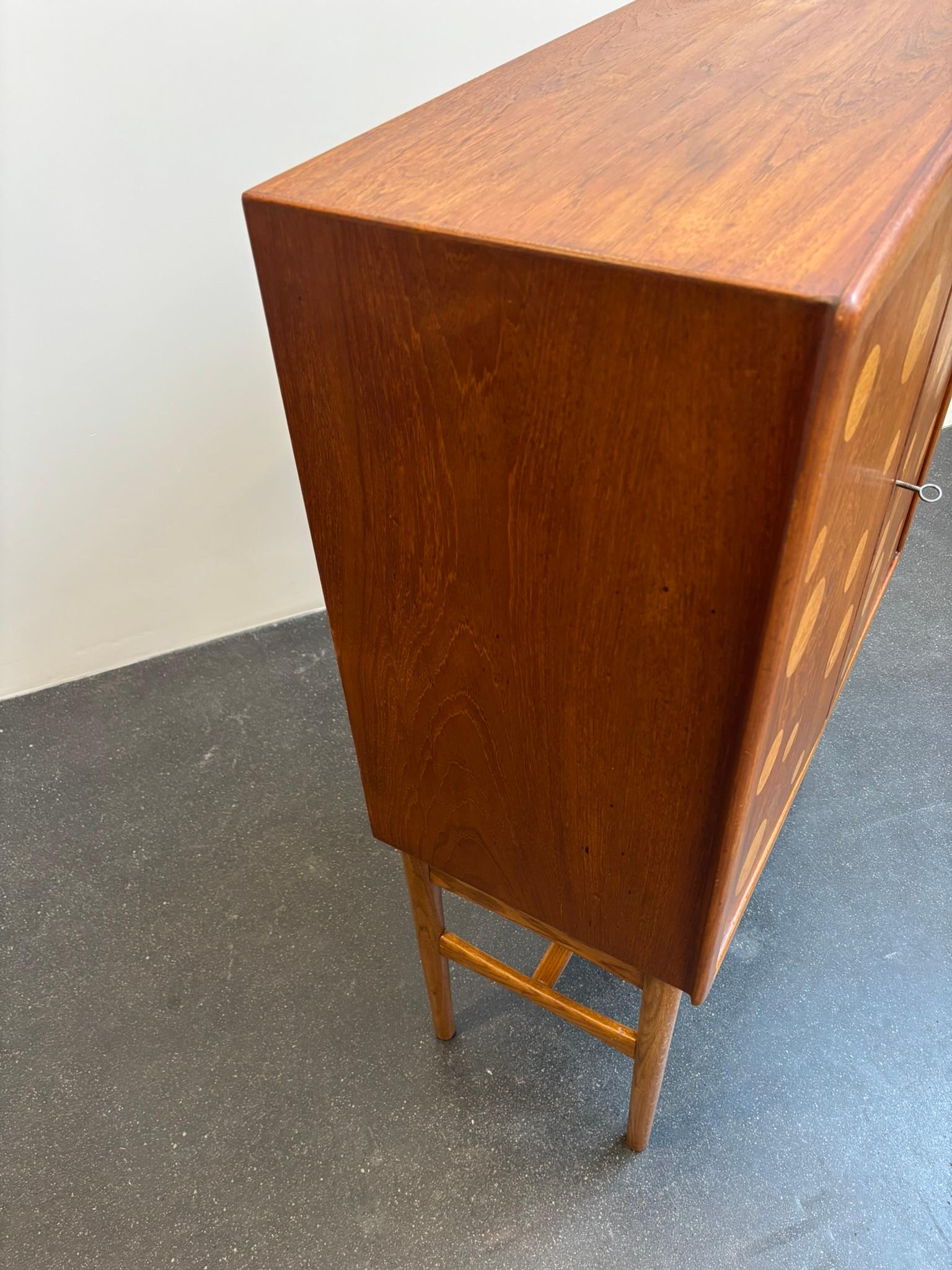 Cabinet di Kurt Østervig in teak e quercia con intarsi rotondi, anni '60 in vendita 3