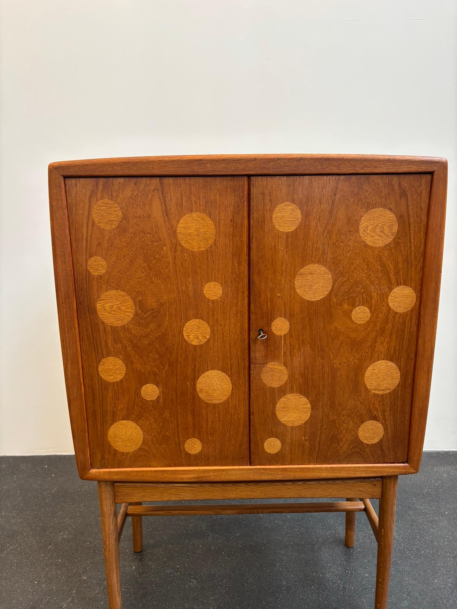 Kurt Østervig, mobile in teak e quercia con intarsi rotondi, ebanisteria K.P. Møbler, 1960.