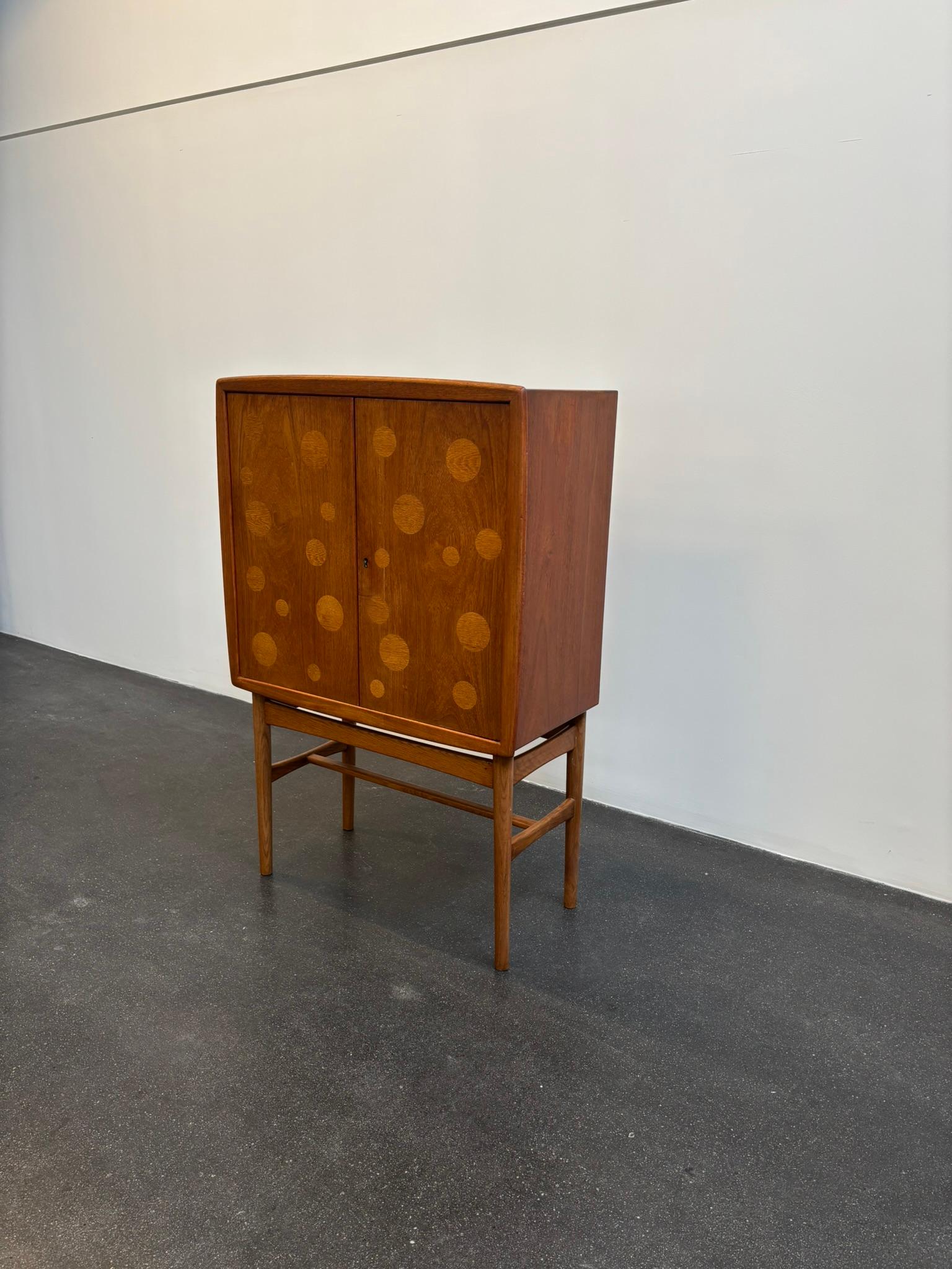 Scandinavo moderno Cabinet di Kurt Østervig in teak e quercia con intarsi rotondi, anni '60 in vendita