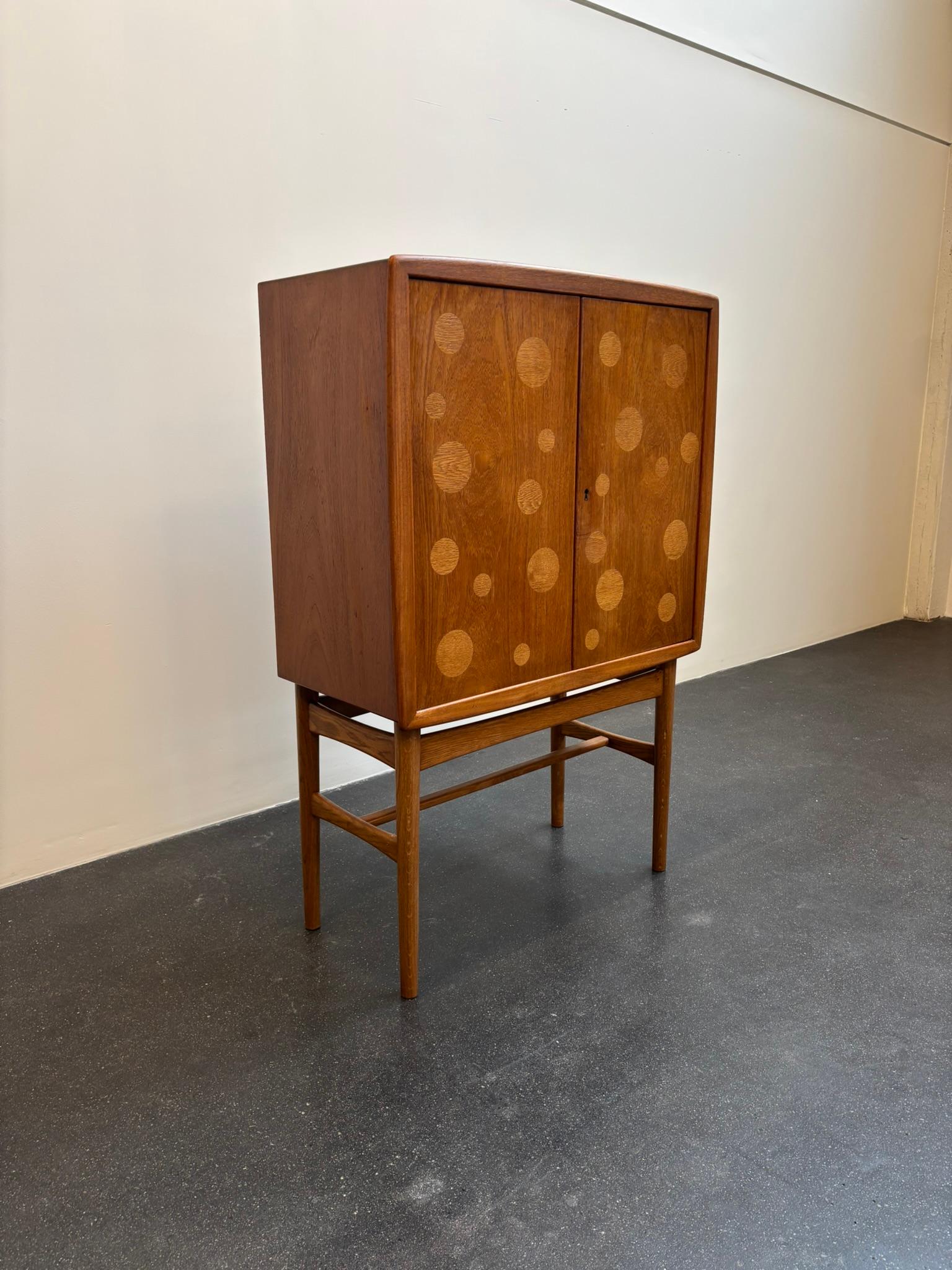 Danese Cabinet di Kurt Østervig in teak e quercia con intarsi rotondi, anni '60 in vendita