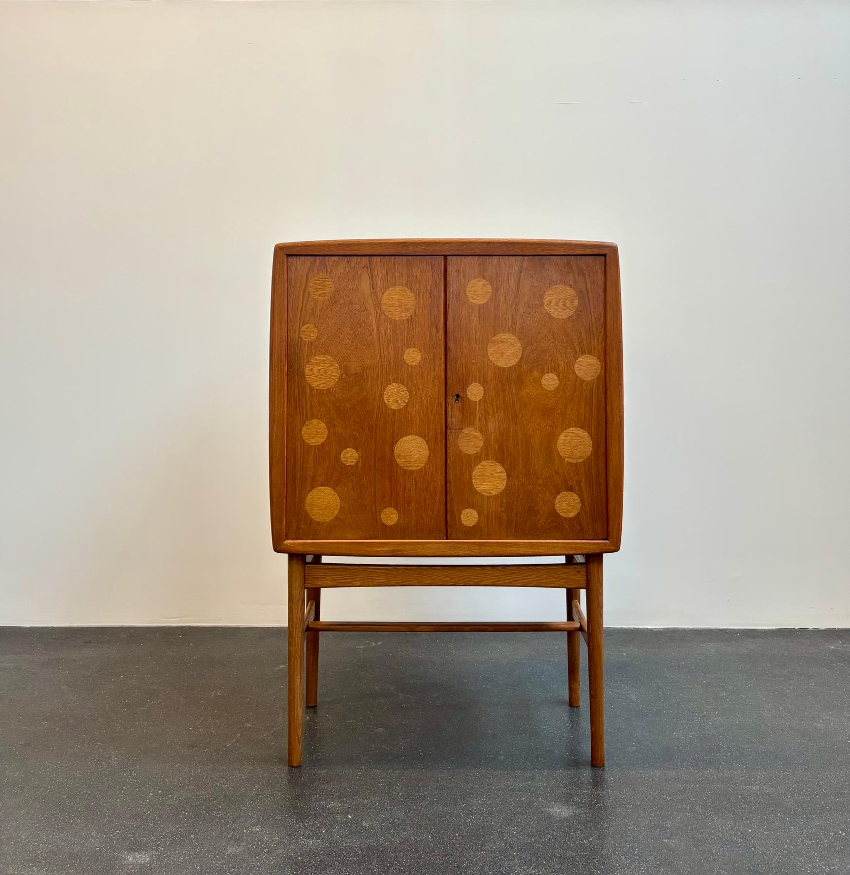 Cabinet di Kurt Østervig in teak e quercia con intarsi rotondi, anni '60 In condizioni ottime in vendita a Copenhagen, DK
