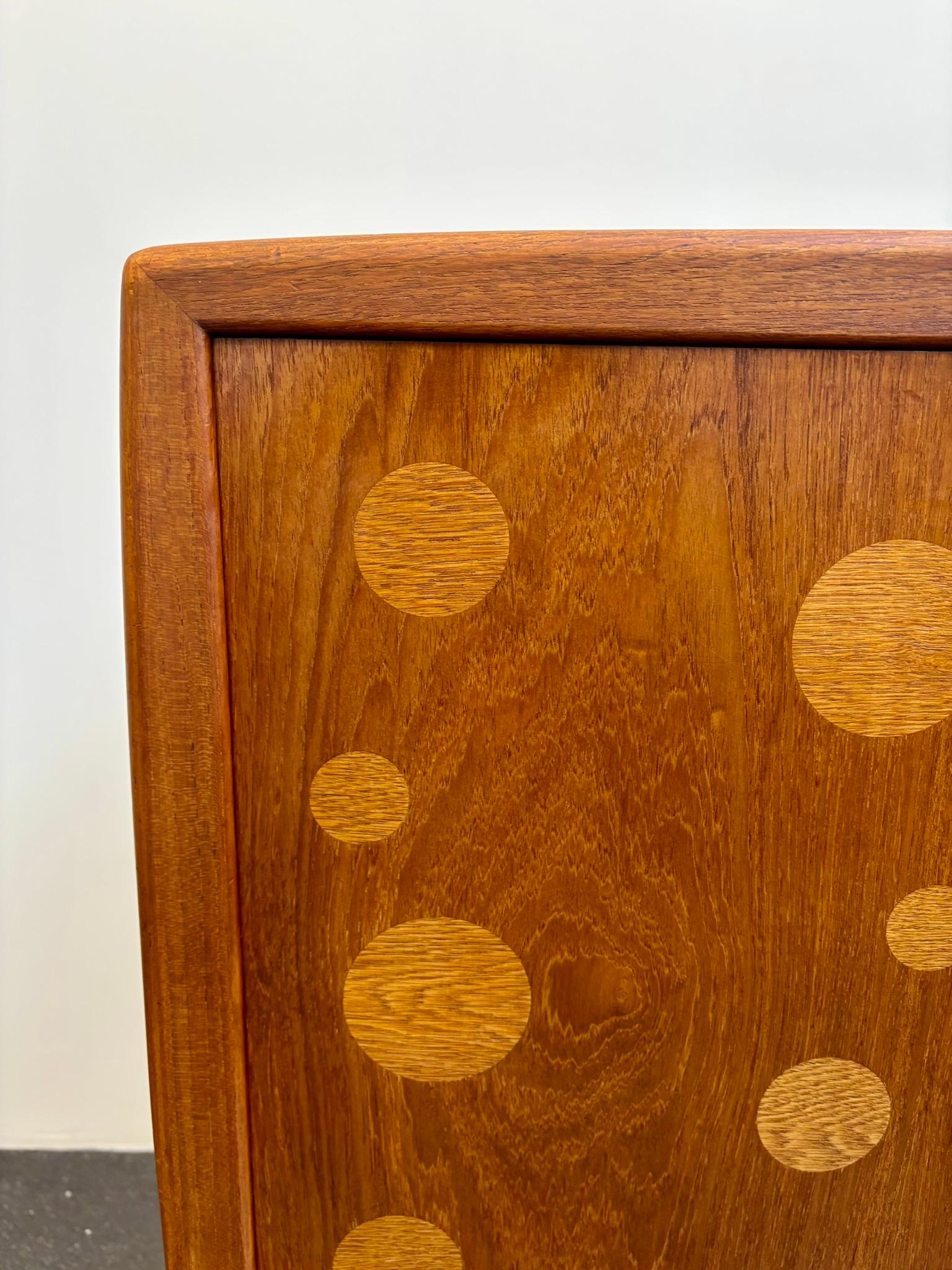 Metà XX secolo Cabinet di Kurt Østervig in teak e quercia con intarsi rotondi, anni '60 in vendita