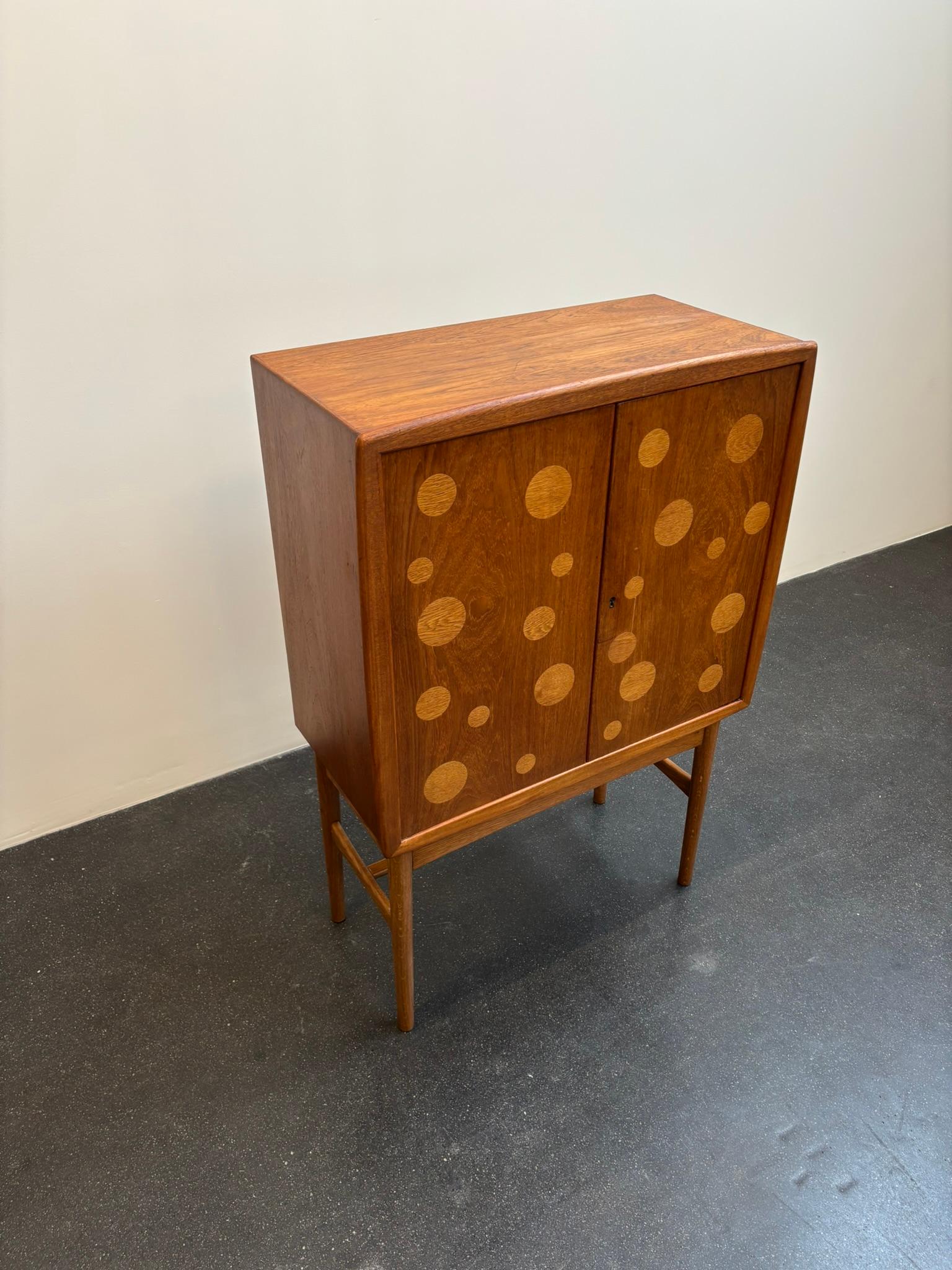 Quercia Cabinet di Kurt Østervig in teak e quercia con intarsi rotondi, anni '60 in vendita