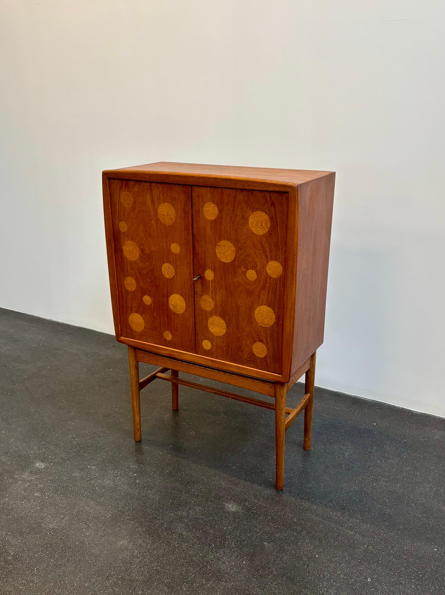 Cabinet di Kurt Østervig in teak e quercia con intarsi rotondi, anni '60 in vendita 1