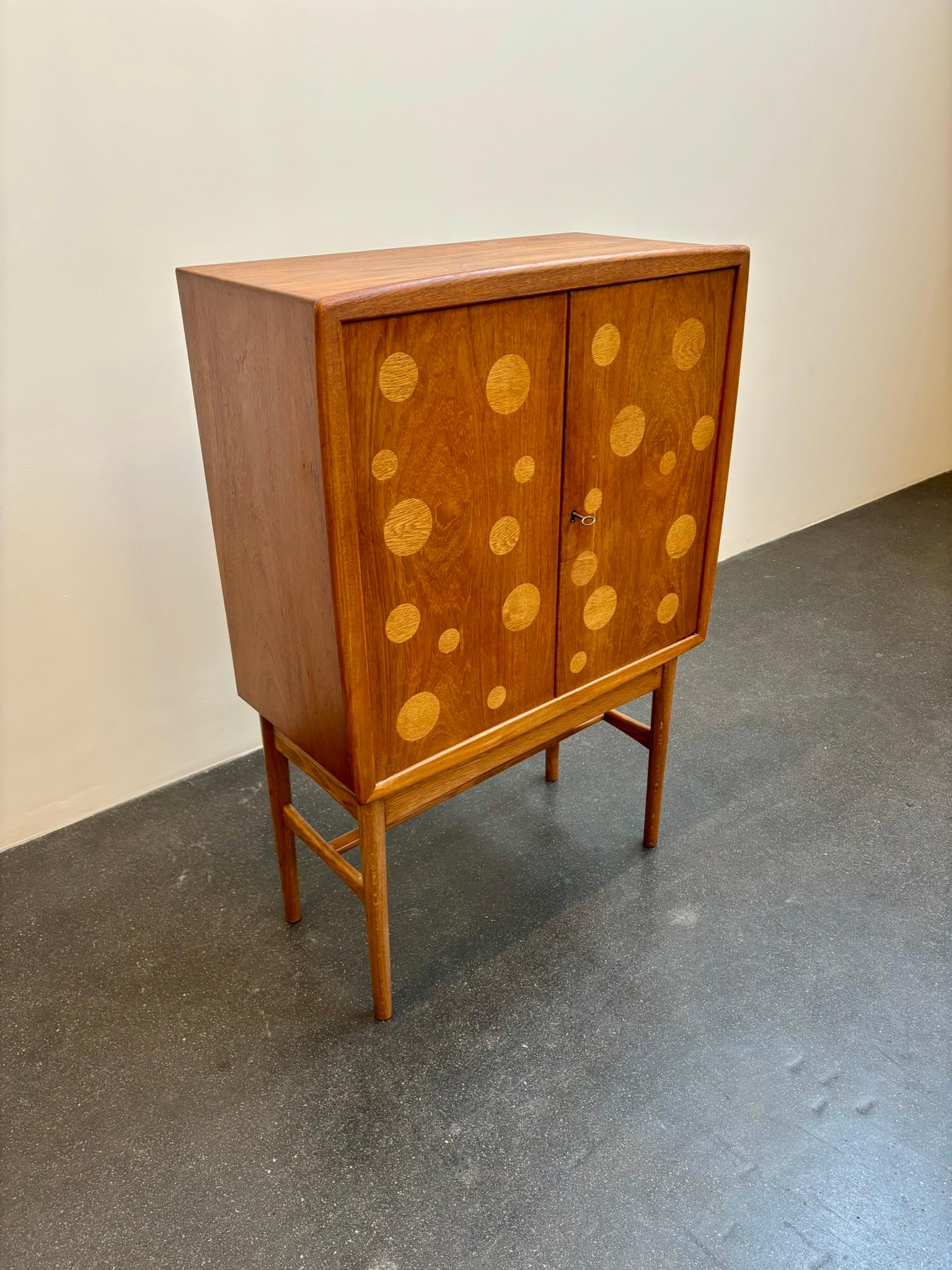 Cabinet di Kurt Østervig in teak e quercia con intarsi rotondi, anni '60 in vendita 2