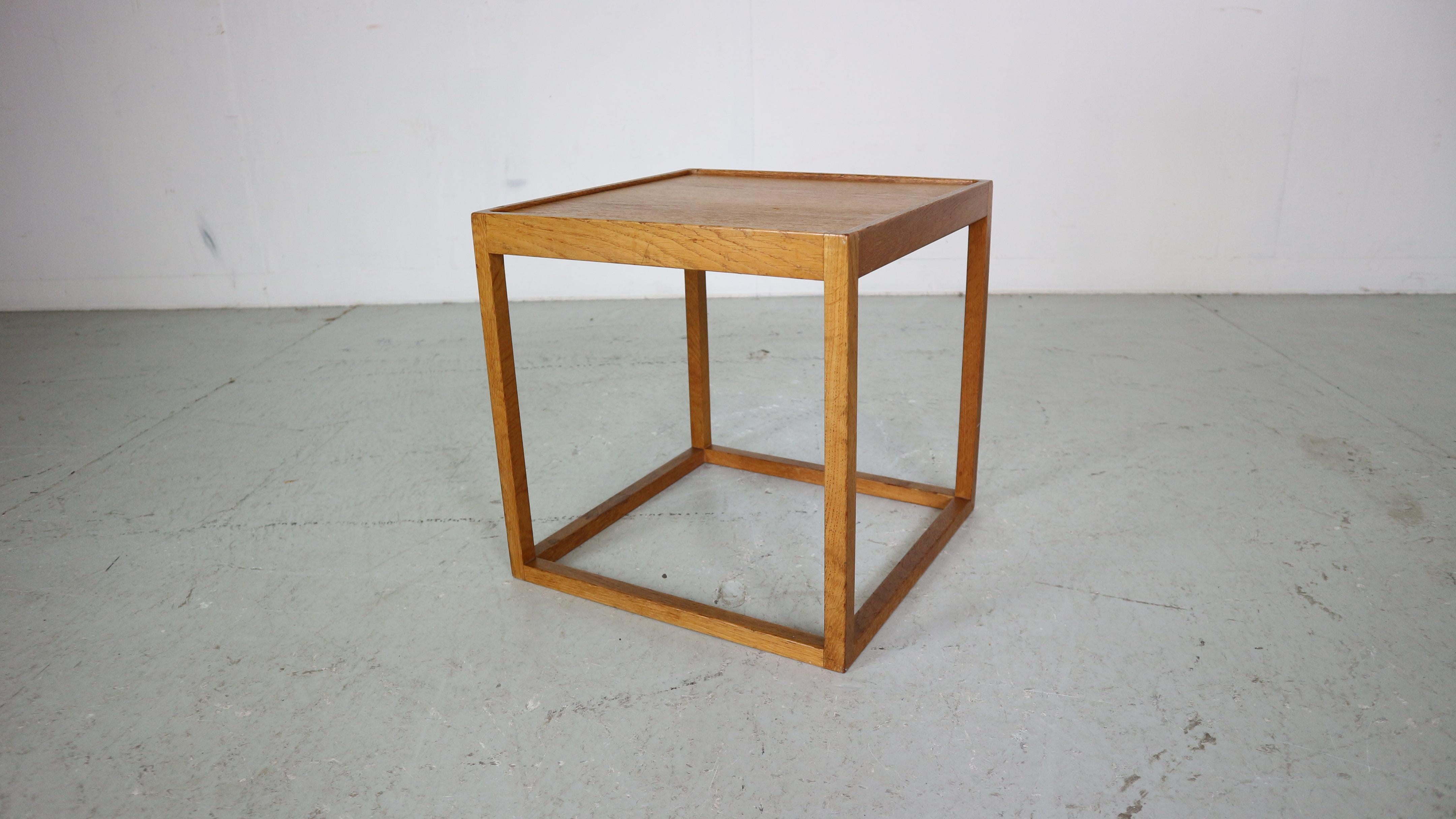 A very rare midcentury Kurt Østervig cube side table in solid oak with laminated teak top made by cabinetmaker Børge Bak, Denmark, 1950s.

In a good original vintage condition.

