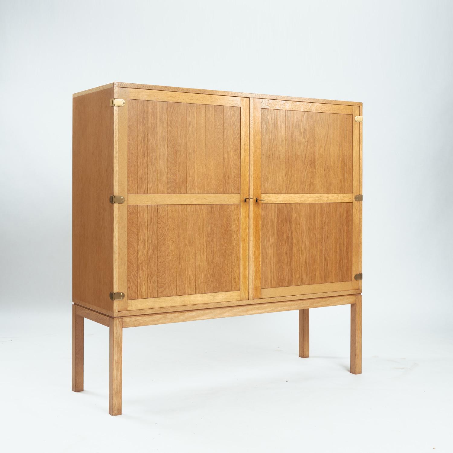 Armadio danese a due ante in legno di Oak di Kurt Østervig della Randers Möbelfabrik con cerniere in ottone. Due cassetti e ripiani interni.
Linee molto chiare, atmosfera giapponese.
La quercia utilizzata è di prima qualità.
L'armadio fa pensare a