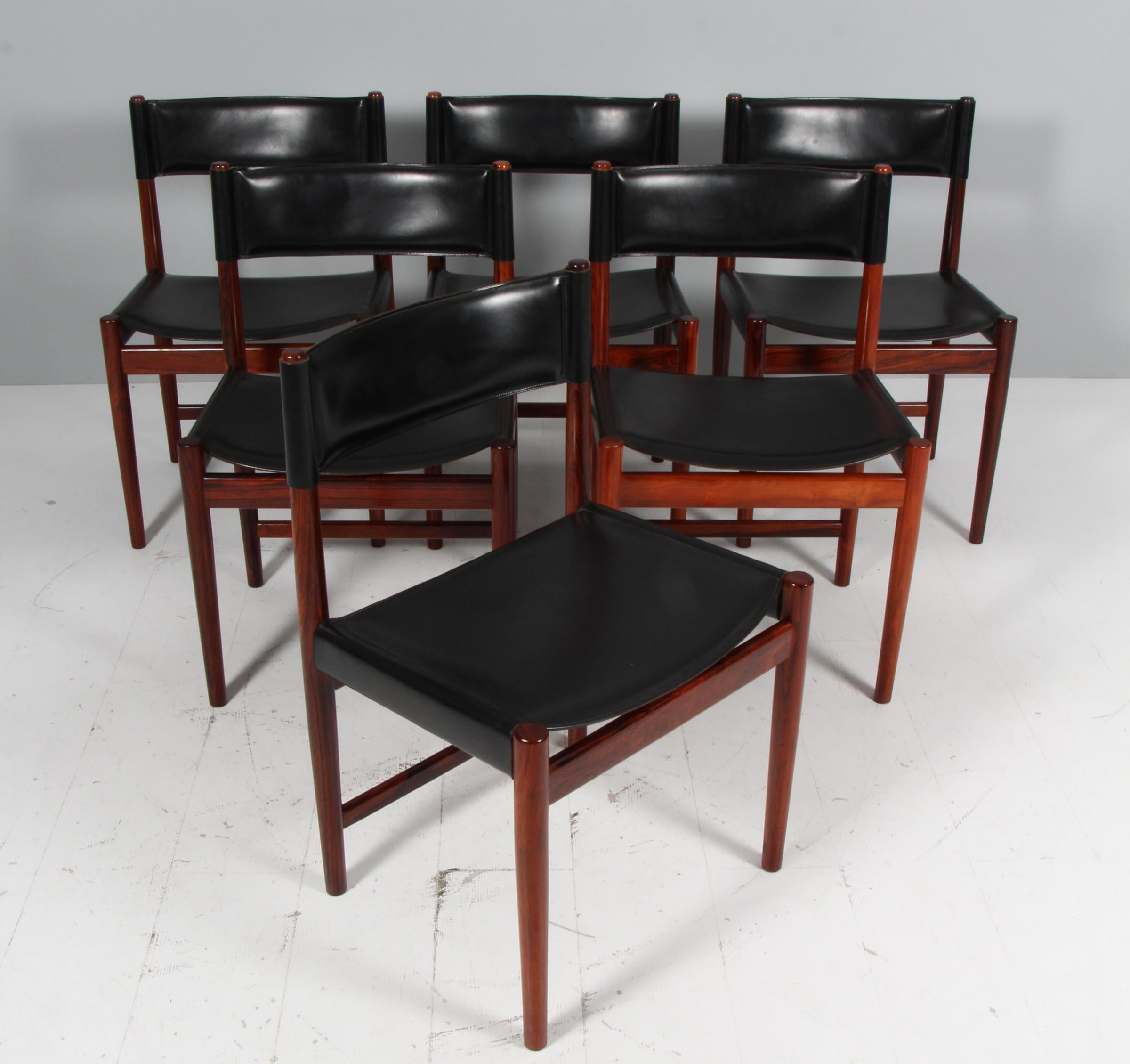 Sillas de comedor Kurt Østervig de palisandro macizo

Tapicería original de cuero de silla de montar.

Fabricado por Sibast. Modelo 411

 