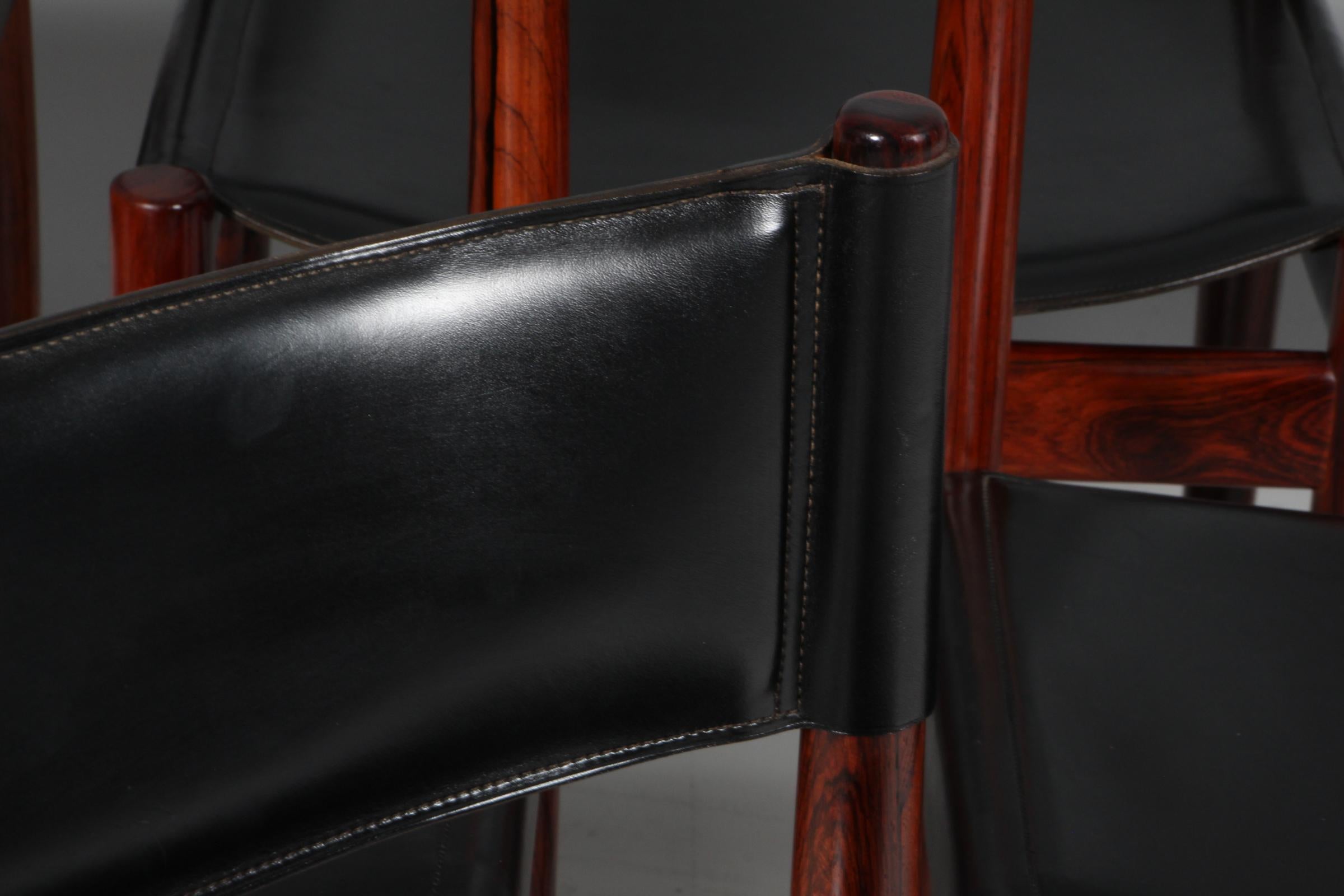 Kurt Østervig, sillas de comedor de madera de palisandro y piel de tope negra mediados del siglo XX en venta