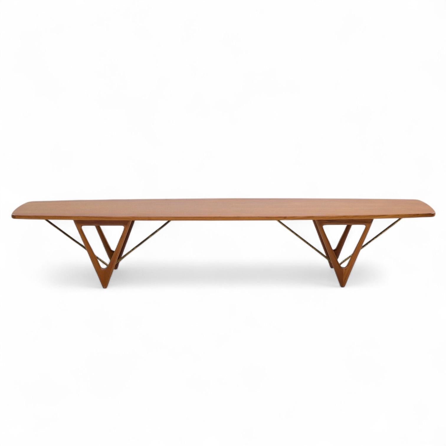 Kurt Østervig für Jason Møbler Mid Century Extra großer dänischer Couchtisch aus Teakholz

Dieser Couchtisch misst: 98,25 breit x 23,5 tief x 17,5 Zoll hoch

Alle Möbelstücke sind in einem so genannten restaurierten Vintage-Zustand zu haben. Das