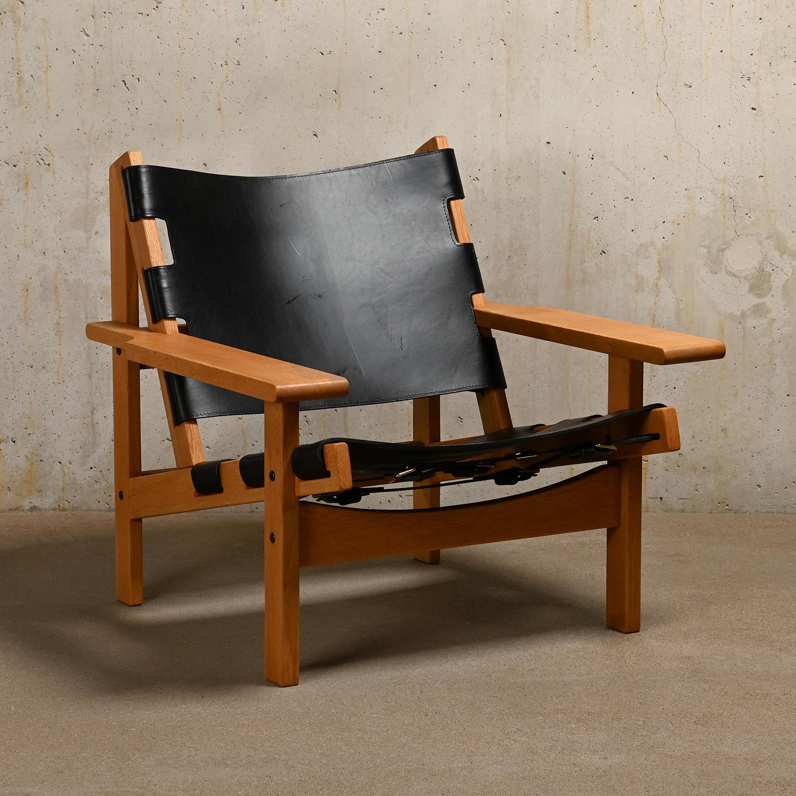Great example of a Scandinavian hunting chair (model 168) by Kurt Østervig for K. P. Jørgensens Møbelfabrik, Denmark. The design is sometimes also attributed to Erling Jessen and reminiscent of Børge Mogensen iconic Spanish chair. Solid oak frame
